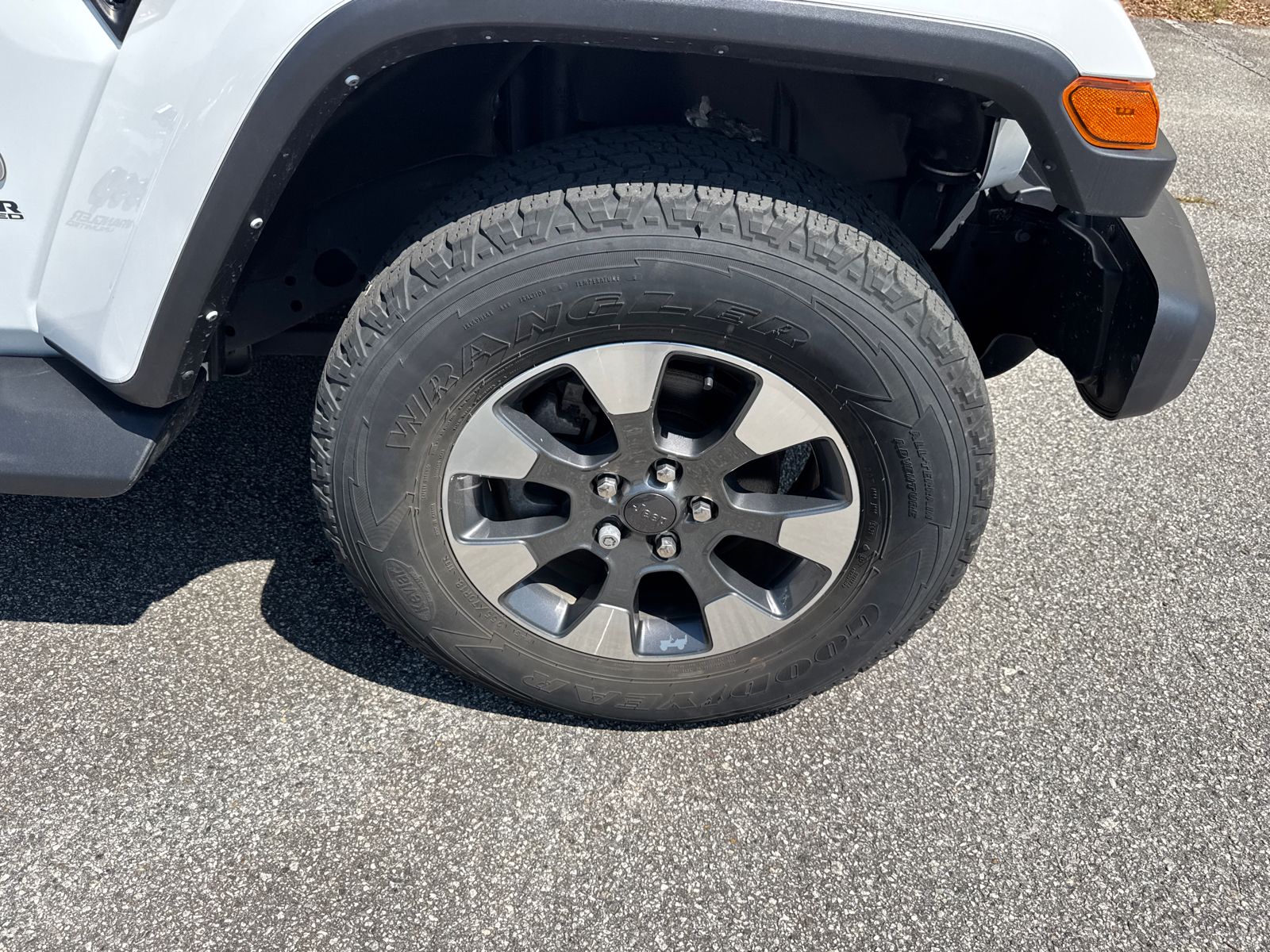 Used 2022 White/off-white Jeep Unlimited Sahara image 12