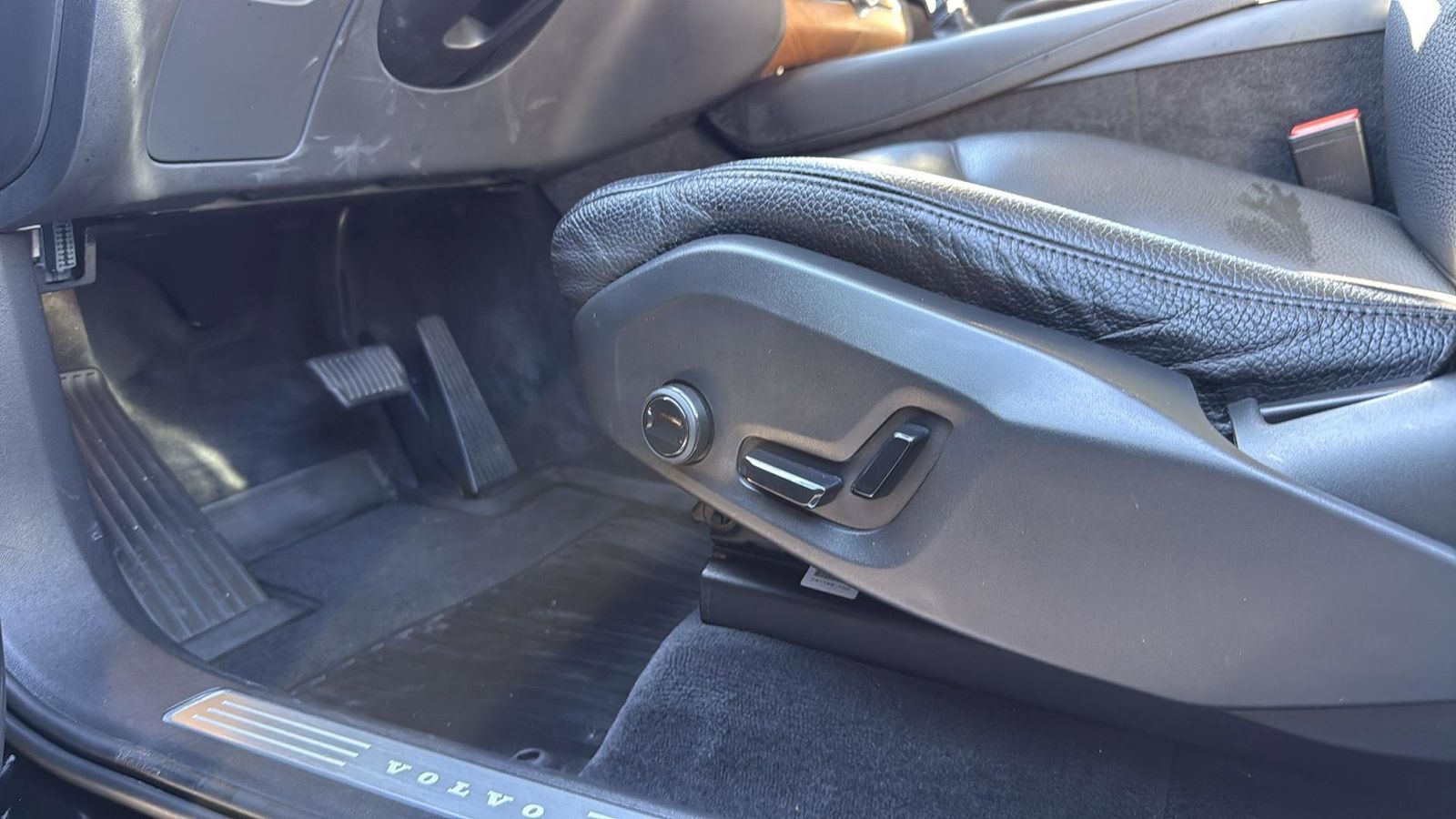 Used Car 2021 Volvo Xc90  T6 Momentum For Sale Under $30,000 In Austin, Texas