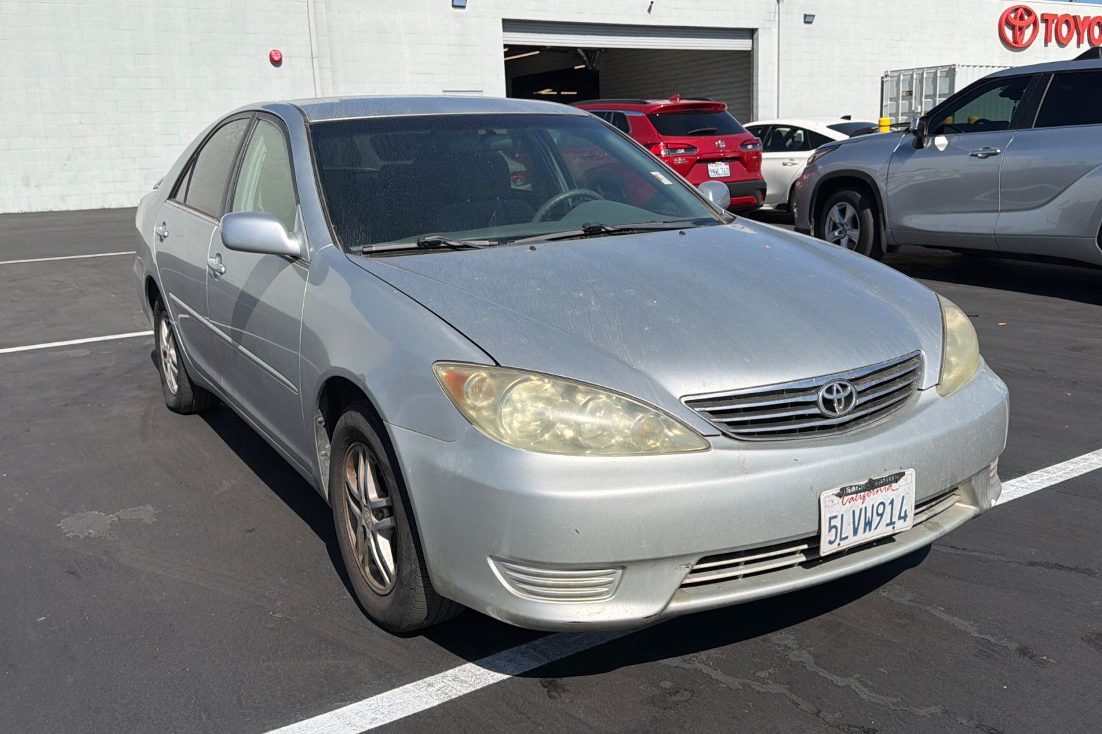 Used 2005 Silver Toyota LE image 2
