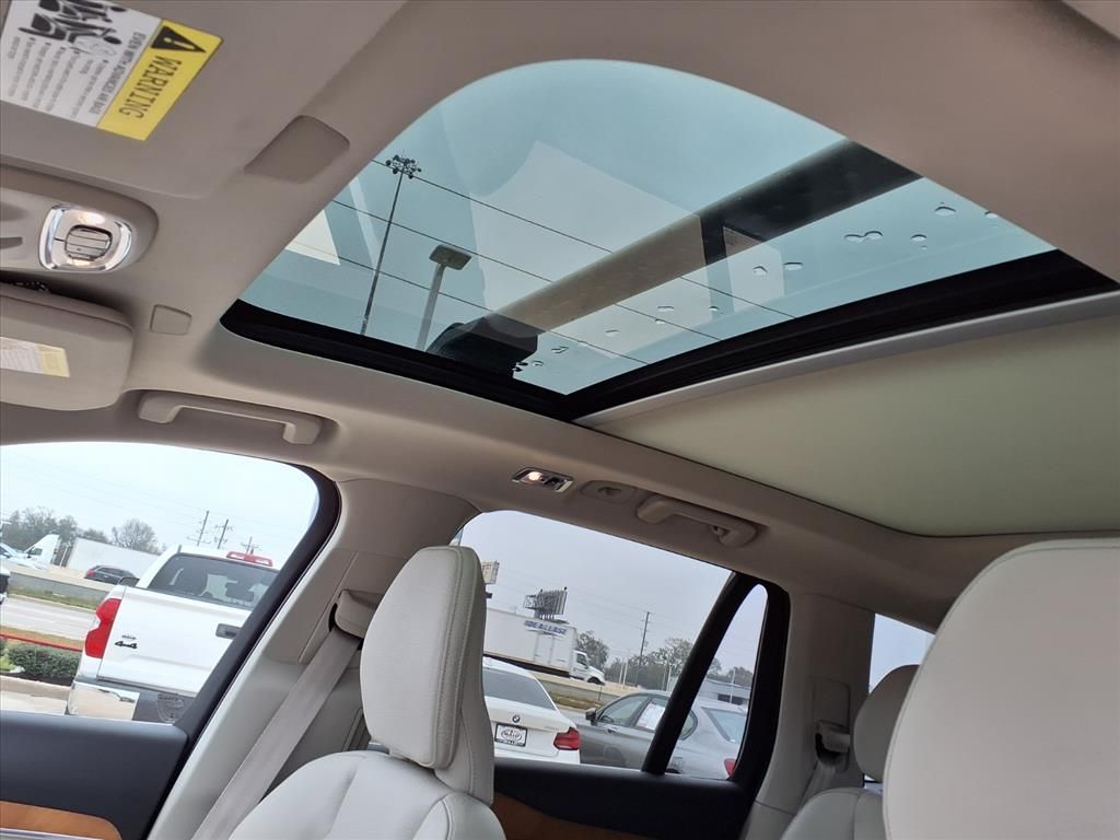 2022 Volvo XC90 T6 Momentum Silver at DeMontrond Auto Country