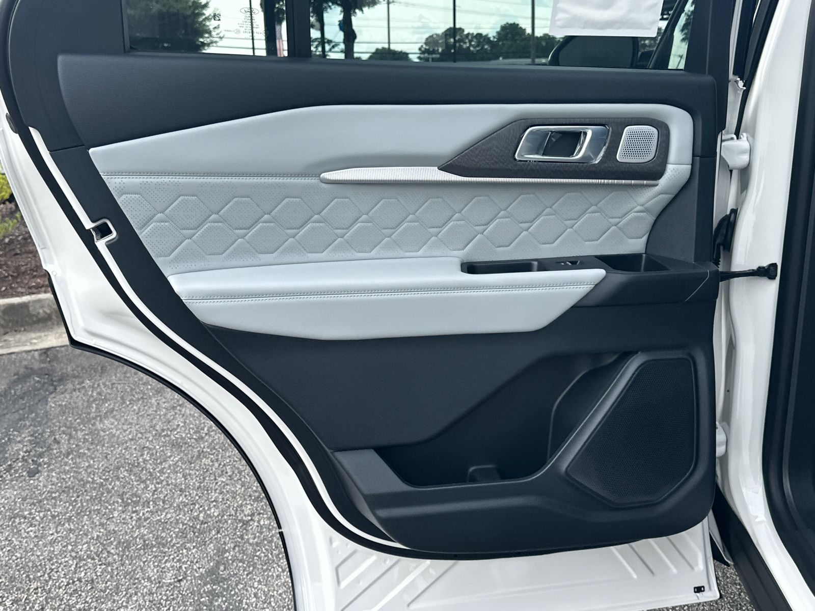 New 2026 Star White Metallic Tri-Coat Ford Platinum™ image 21