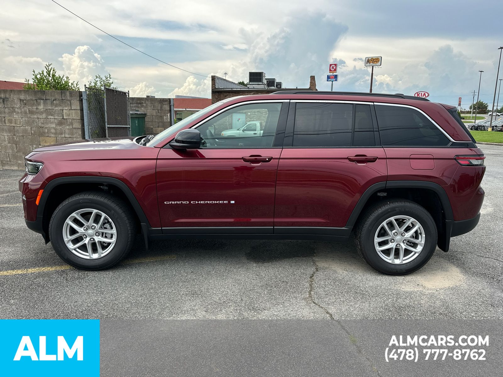 Used 2025 Red Jeep Laredo image 9