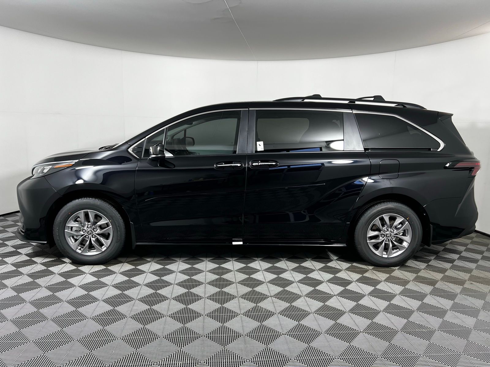 Thumbnail: 2026 Toyota Sienna - 8