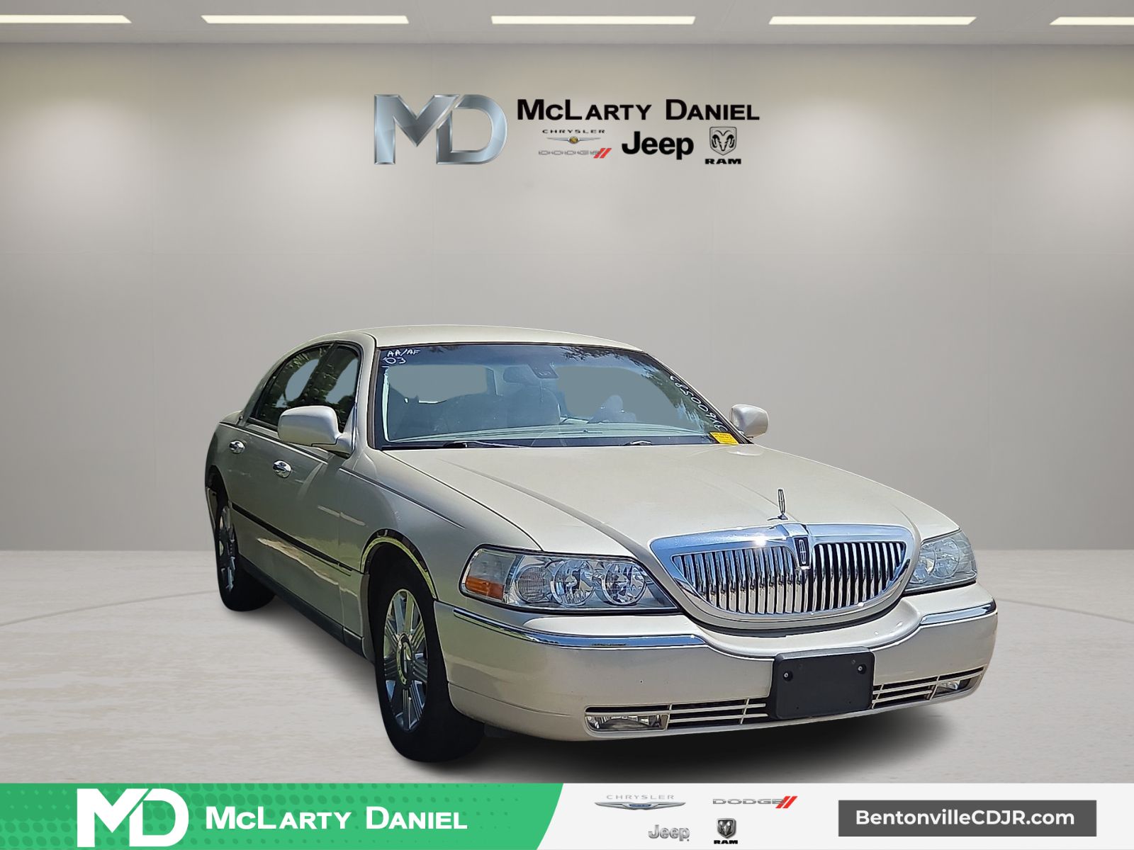 Vibrant White Clearcoat 2003 Lincoln Town Car Sedan Rear-Wheel Drive 4-Speed Automatic