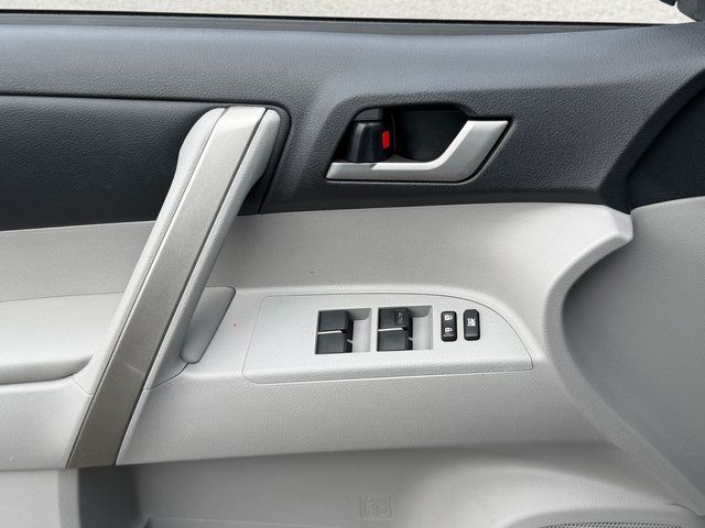 Used 2013 Magnetic Gray Metallic Toyota SE image 23