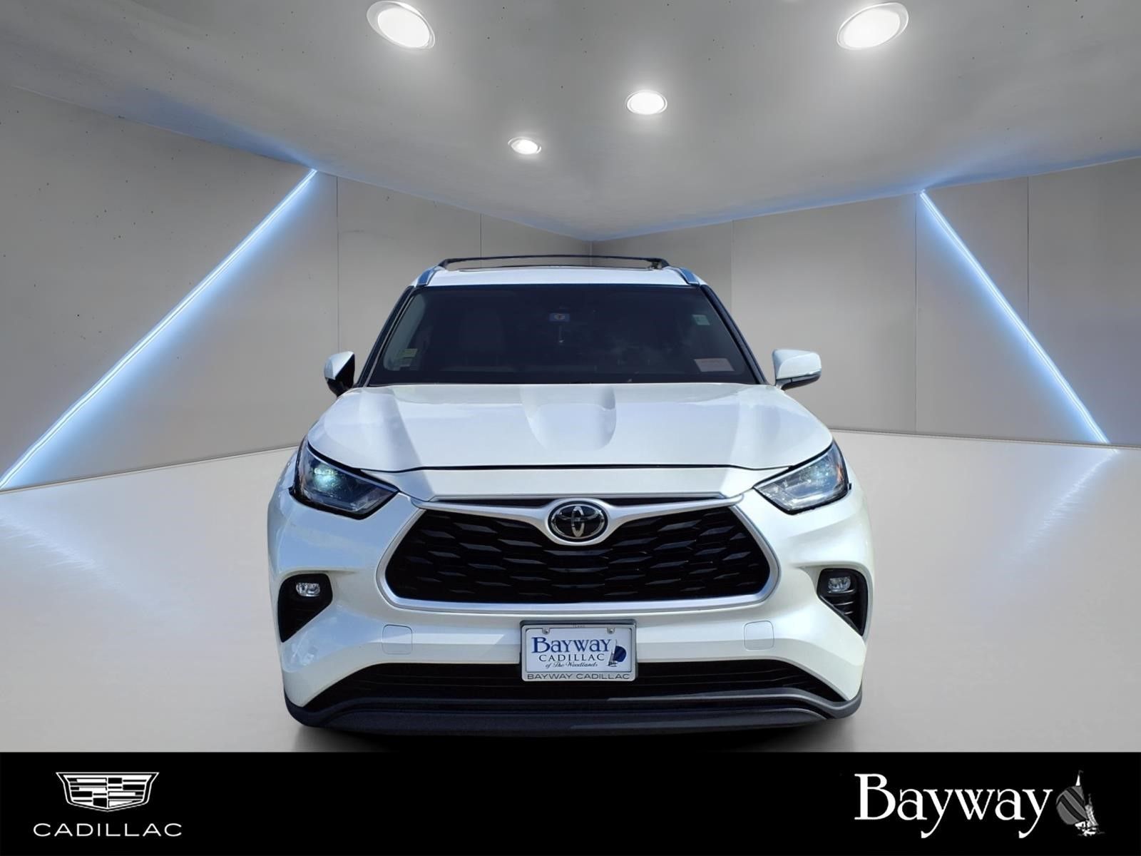 2021 Toyota Highlander XLE White at Gullo Toyota