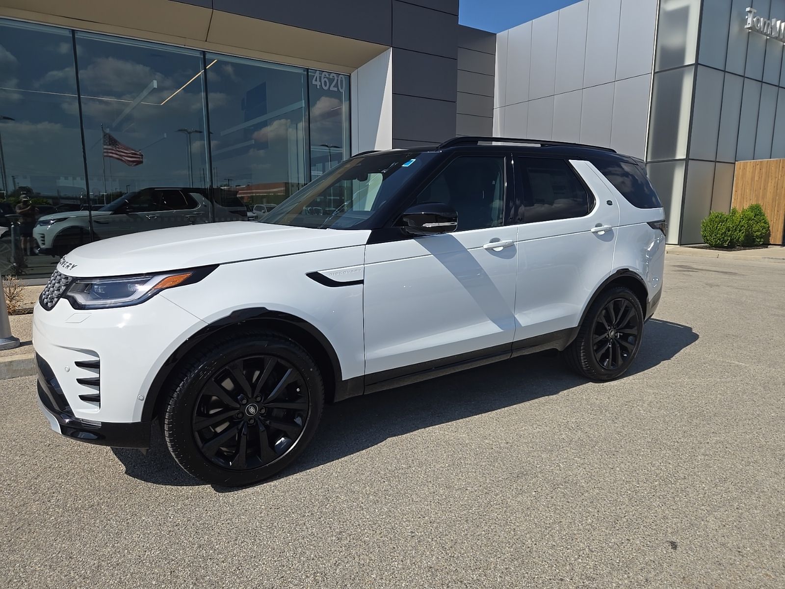 Fuji White 2026 Land Rover Discovery SUV / Crossover 8-Speed Automatic