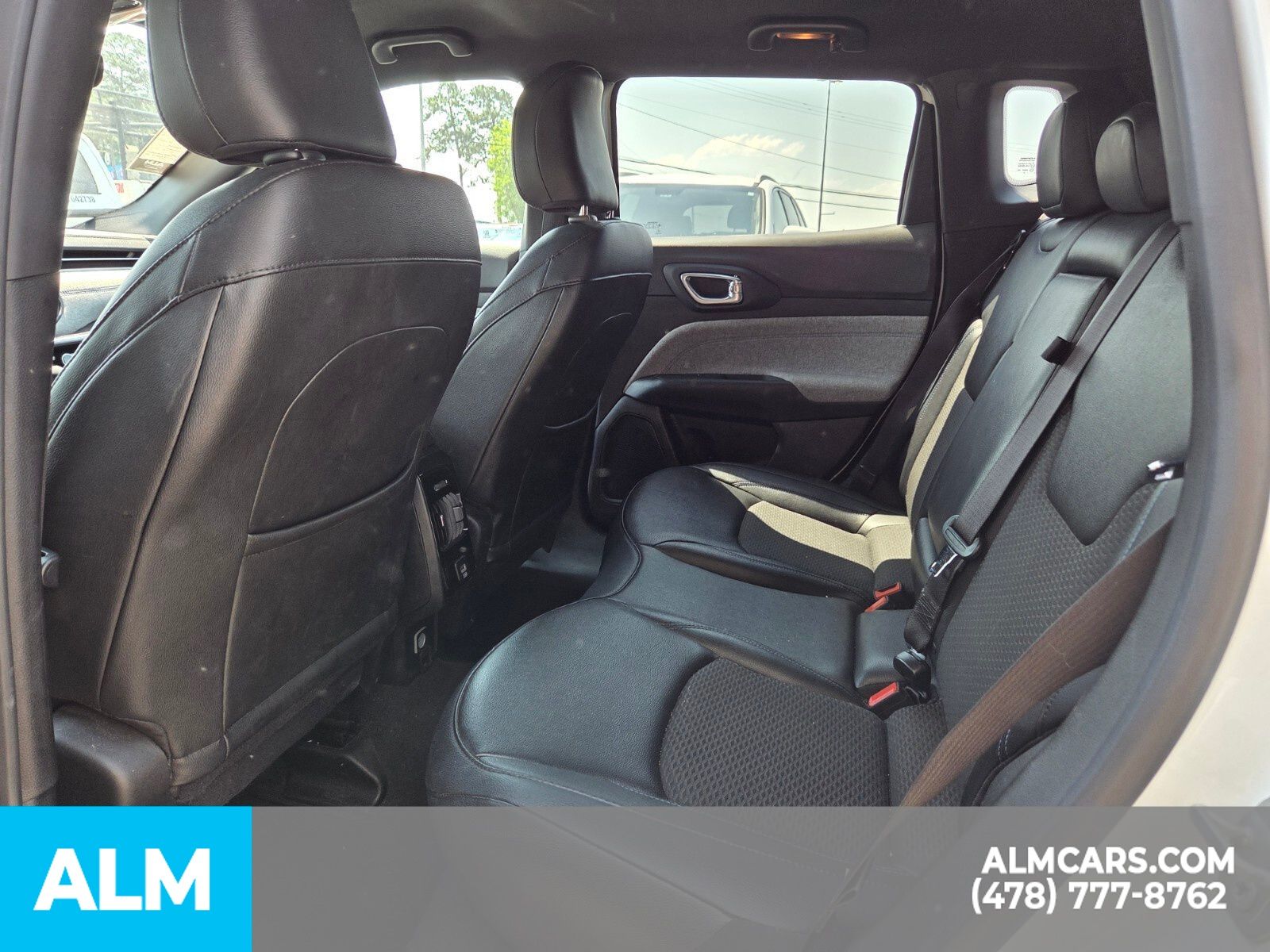 Used 2025 White Jeep Latitude image 9