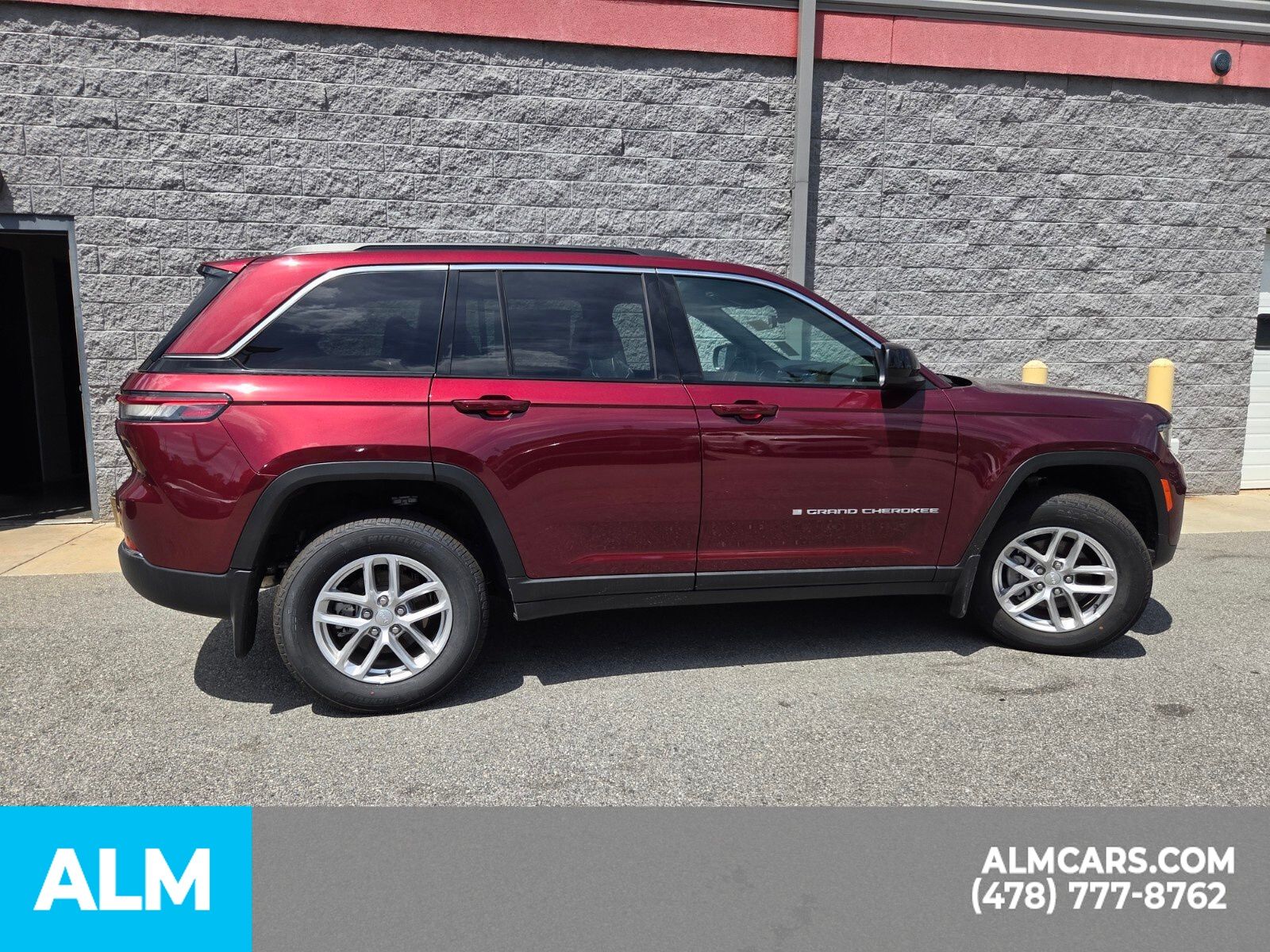 Used 2025 Red Jeep Laredo image 30