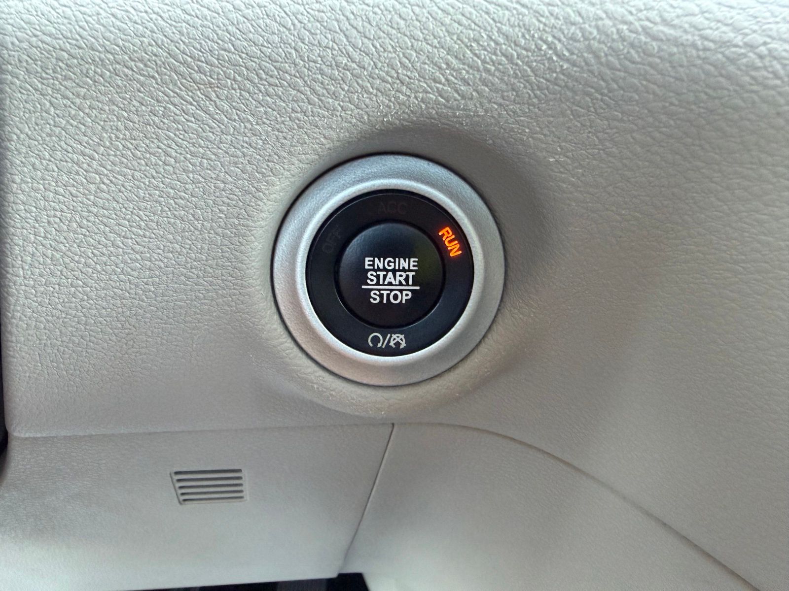 2020 Chrysler Voyager image 24