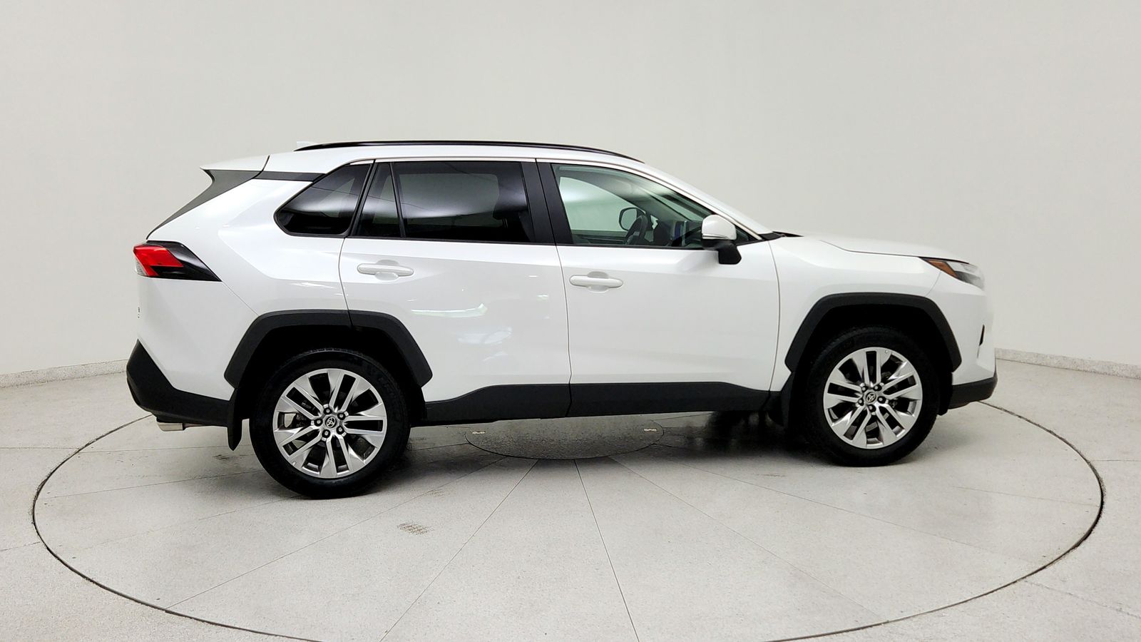 Used 2025 Beige Toyota XLE Premium image 8