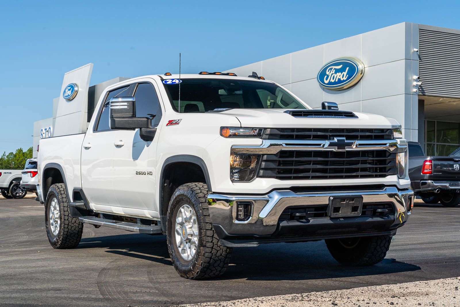 Summit White 2024 Chevrolet Silverado 2500HD Pickup Truck Four-Wheel Drive Automatic