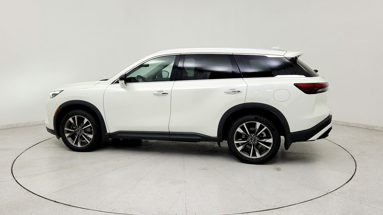 Used 2023 White INFINITI LUXE image 4