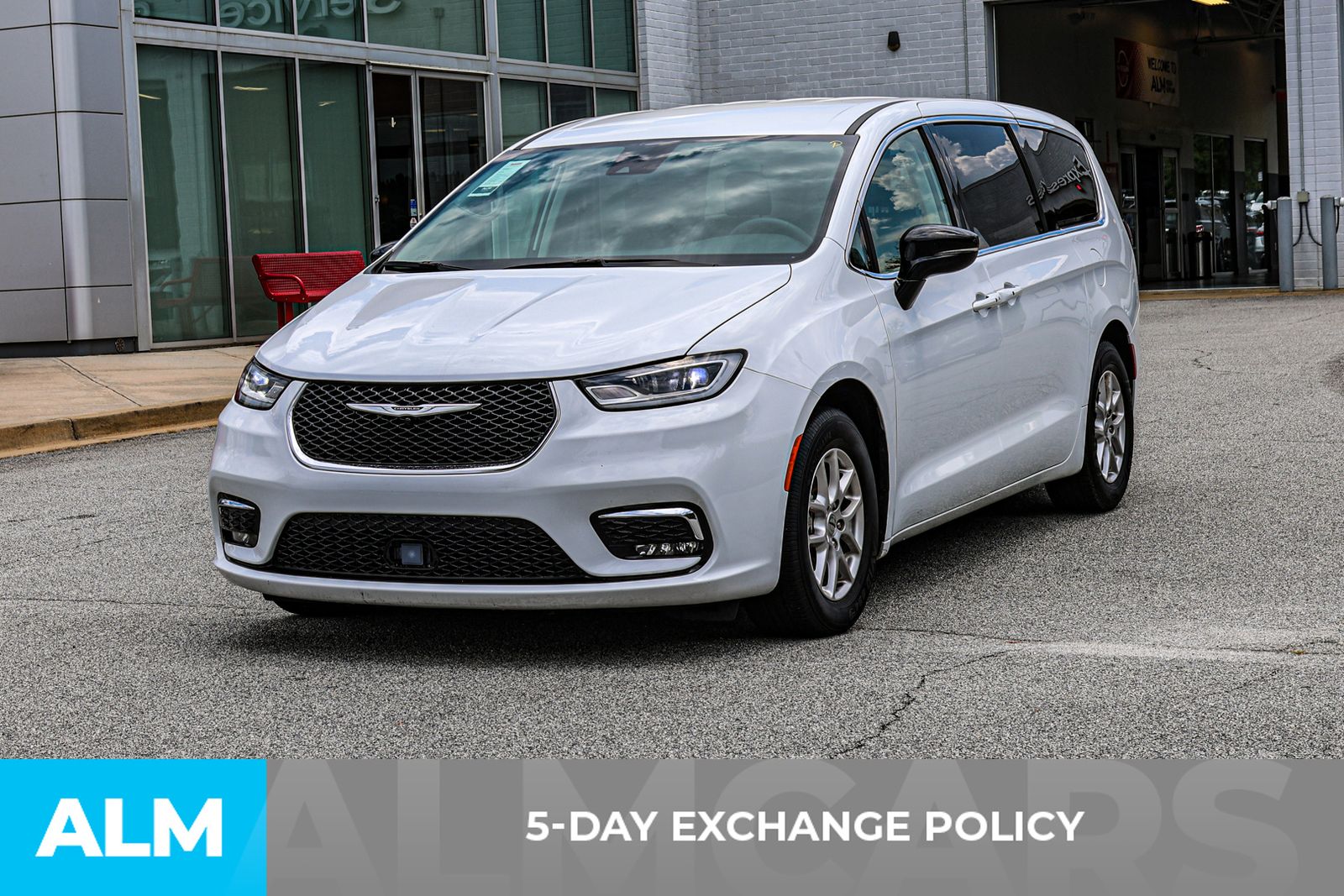 2024 Chrysler Pacifica Touring L photo 3