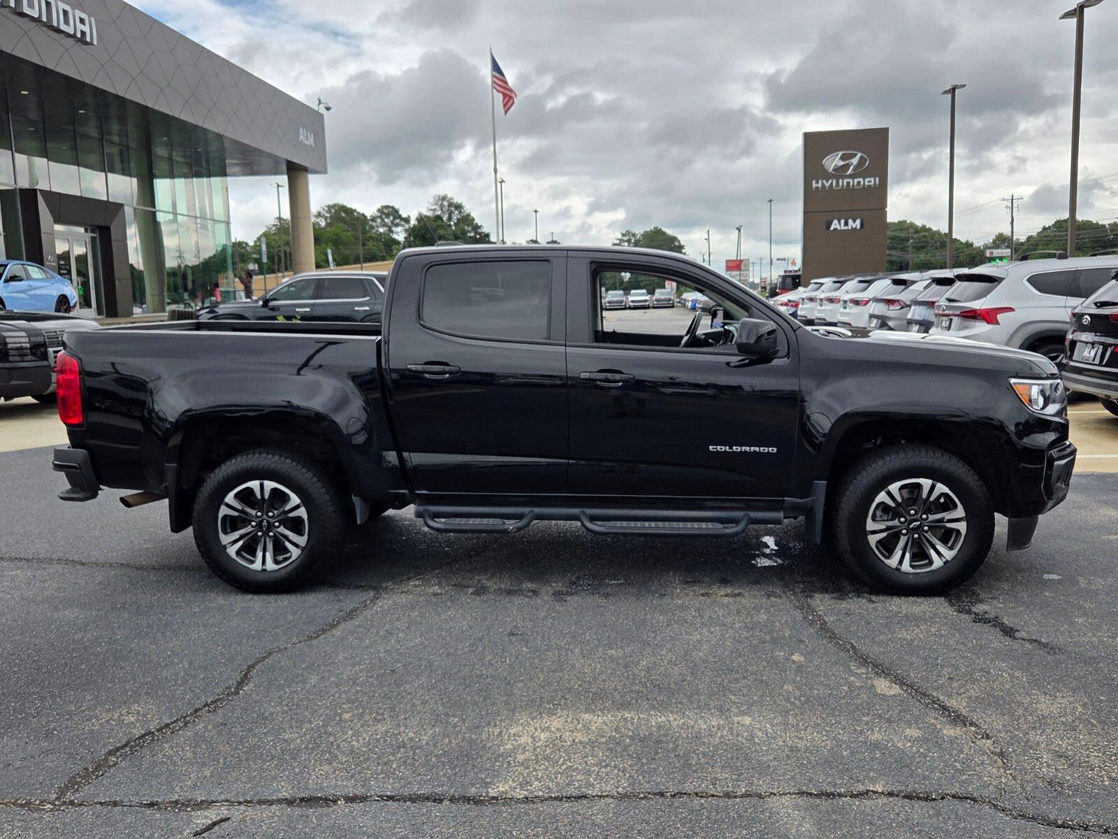 Used 2022 Black Chevrolet Z71 image 15