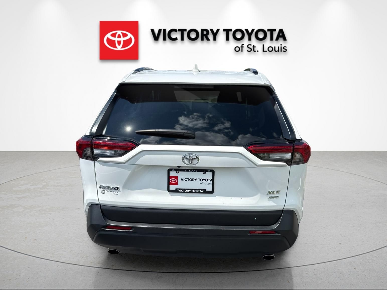 Used 2025 White Toyota XLE image 4