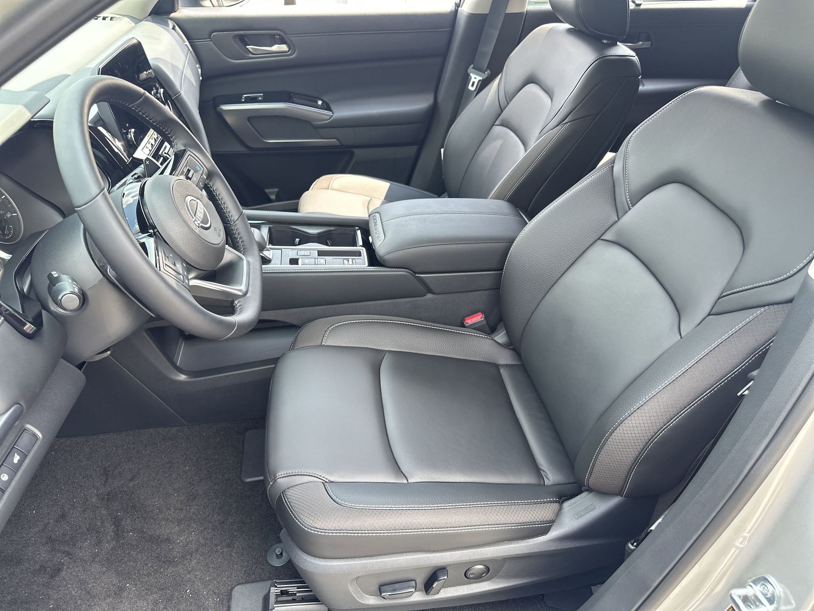 2025 Nissan Pathfinder SL photo 17