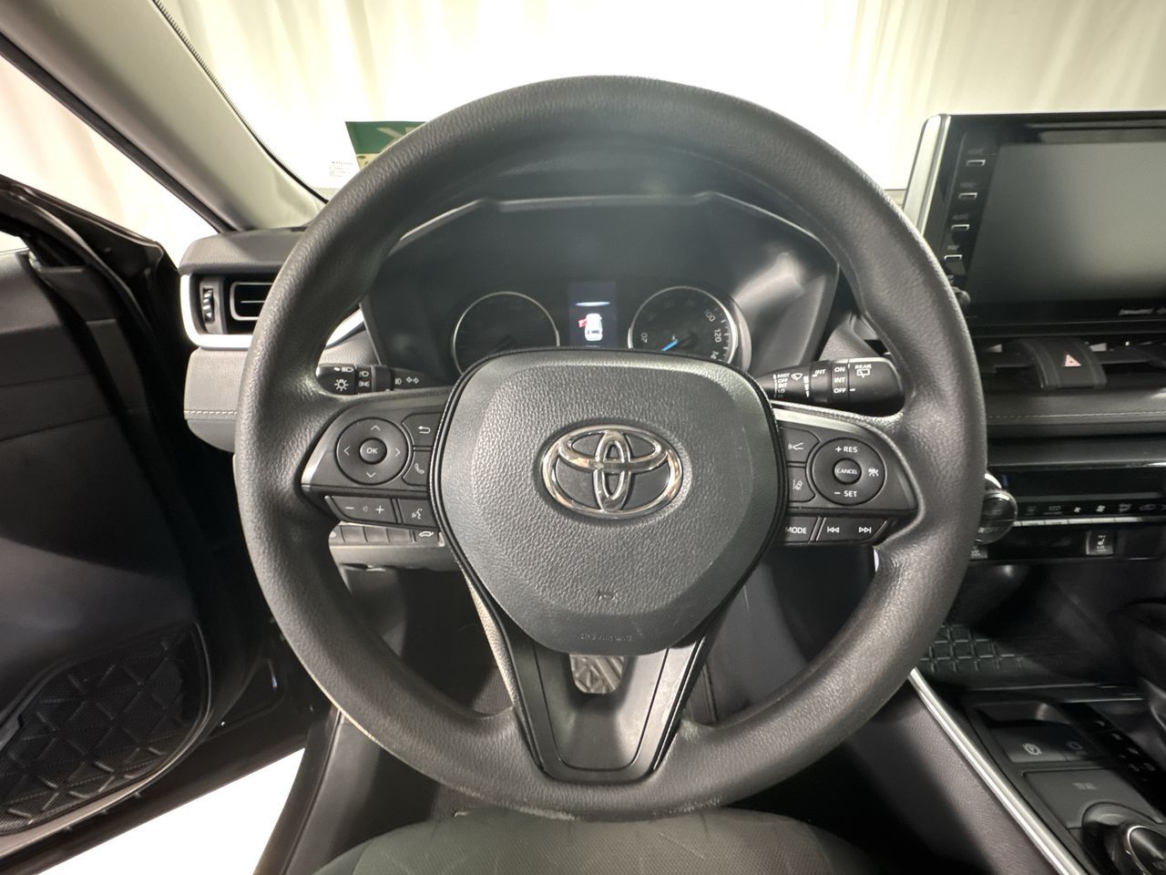 2019 Toyota RAV4 Hybrid XLE photo 20