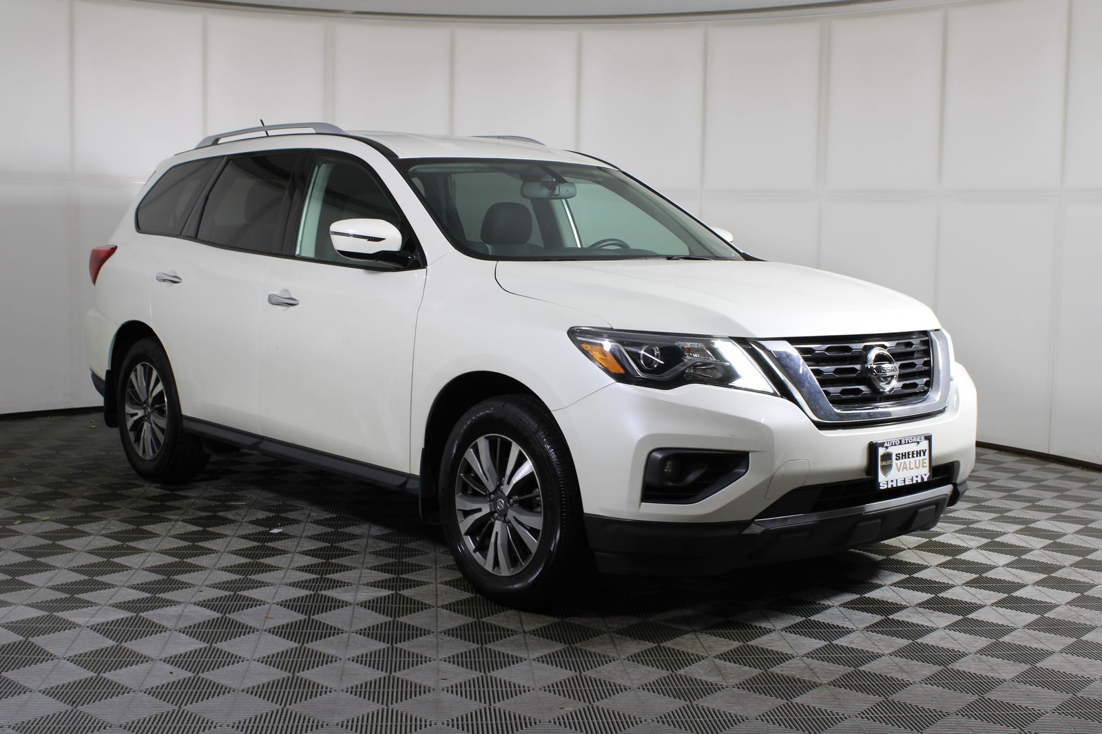 Pearl White 2017 Nissan Pathfinder SUV / Crossover Four-Wheel Drive Continuously Variable Transmission