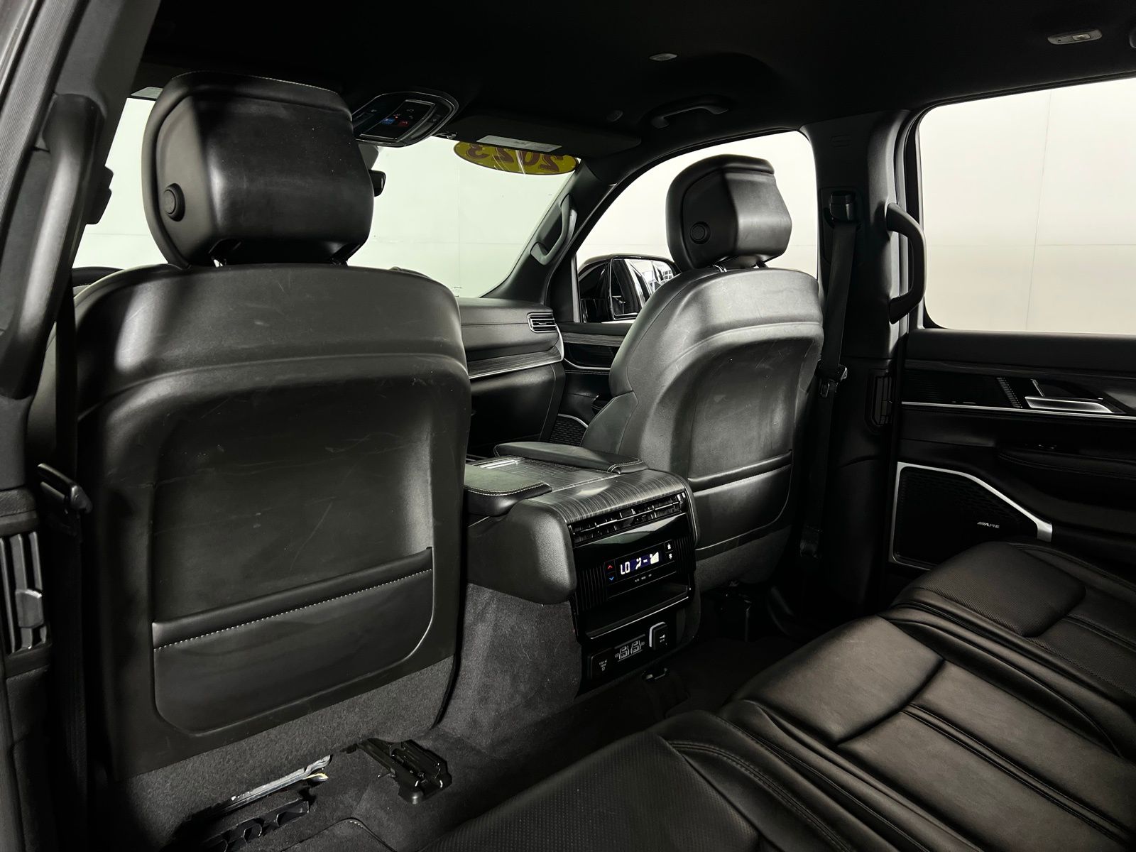 Thumbnail: 2023 Jeep Wagoneer - 25