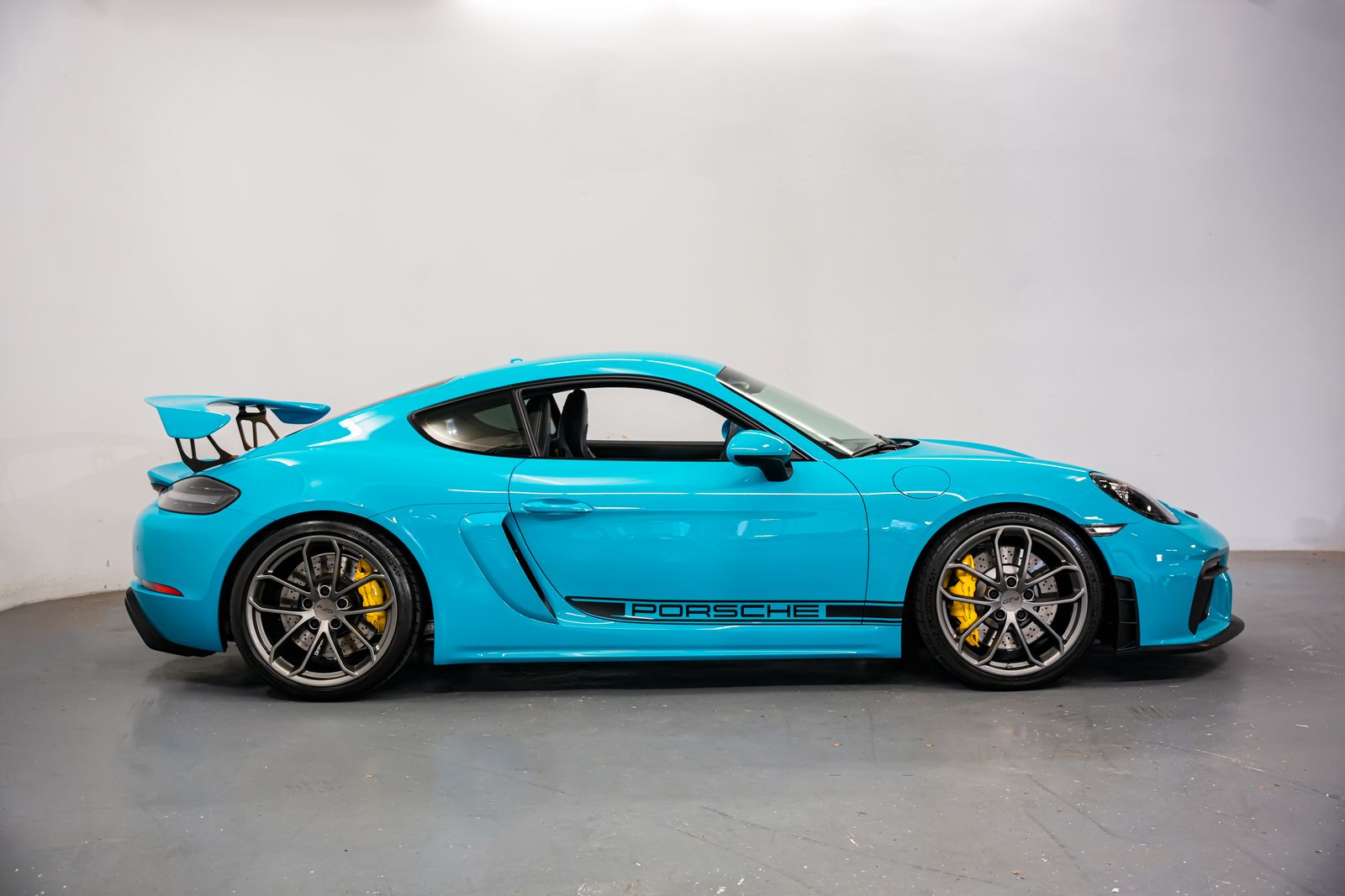 2021 Porsche 718 Cayman GT4 — photo 2