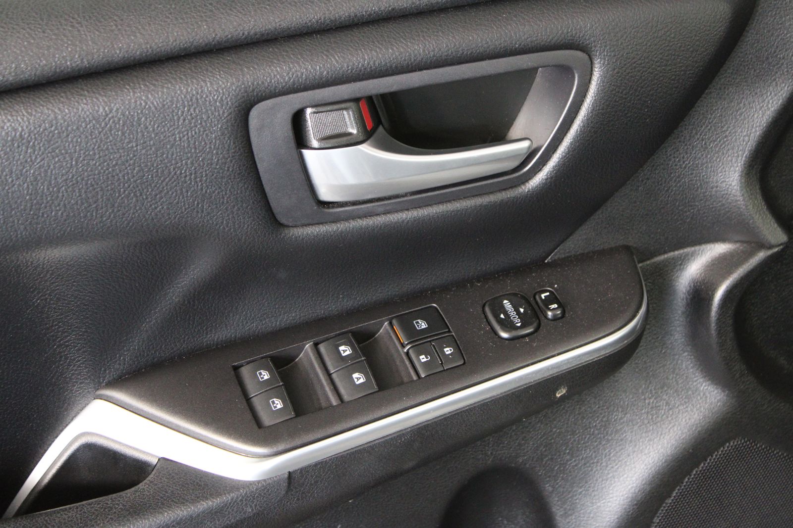 Used 2016 Silver Toyota SE image 18