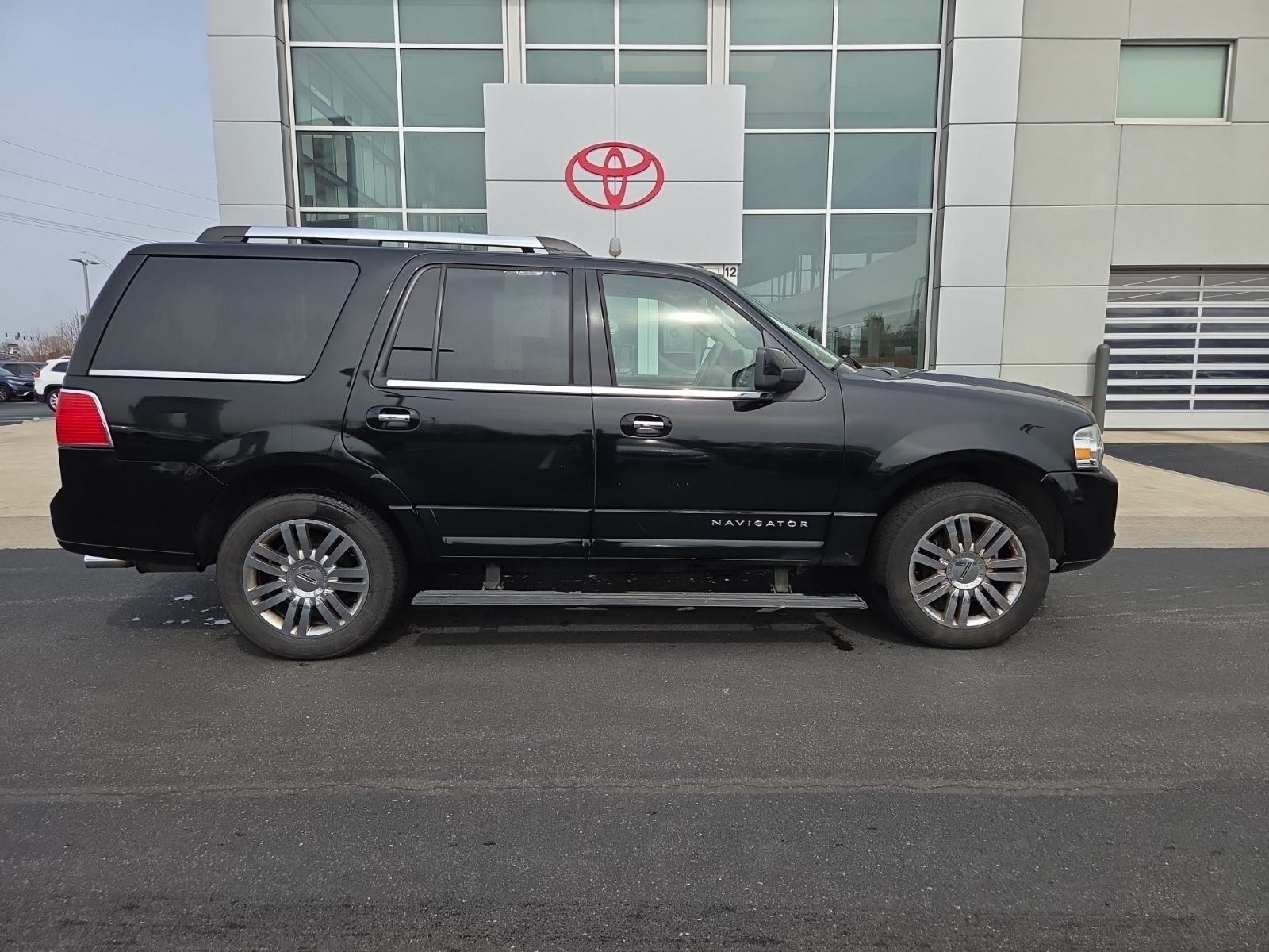 View vehicle photo 7