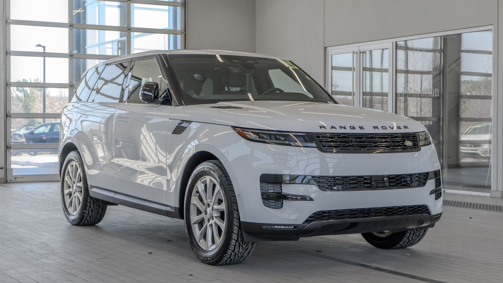 2025 Land Rover Range Rover Sport SE — full photo 1 of 30