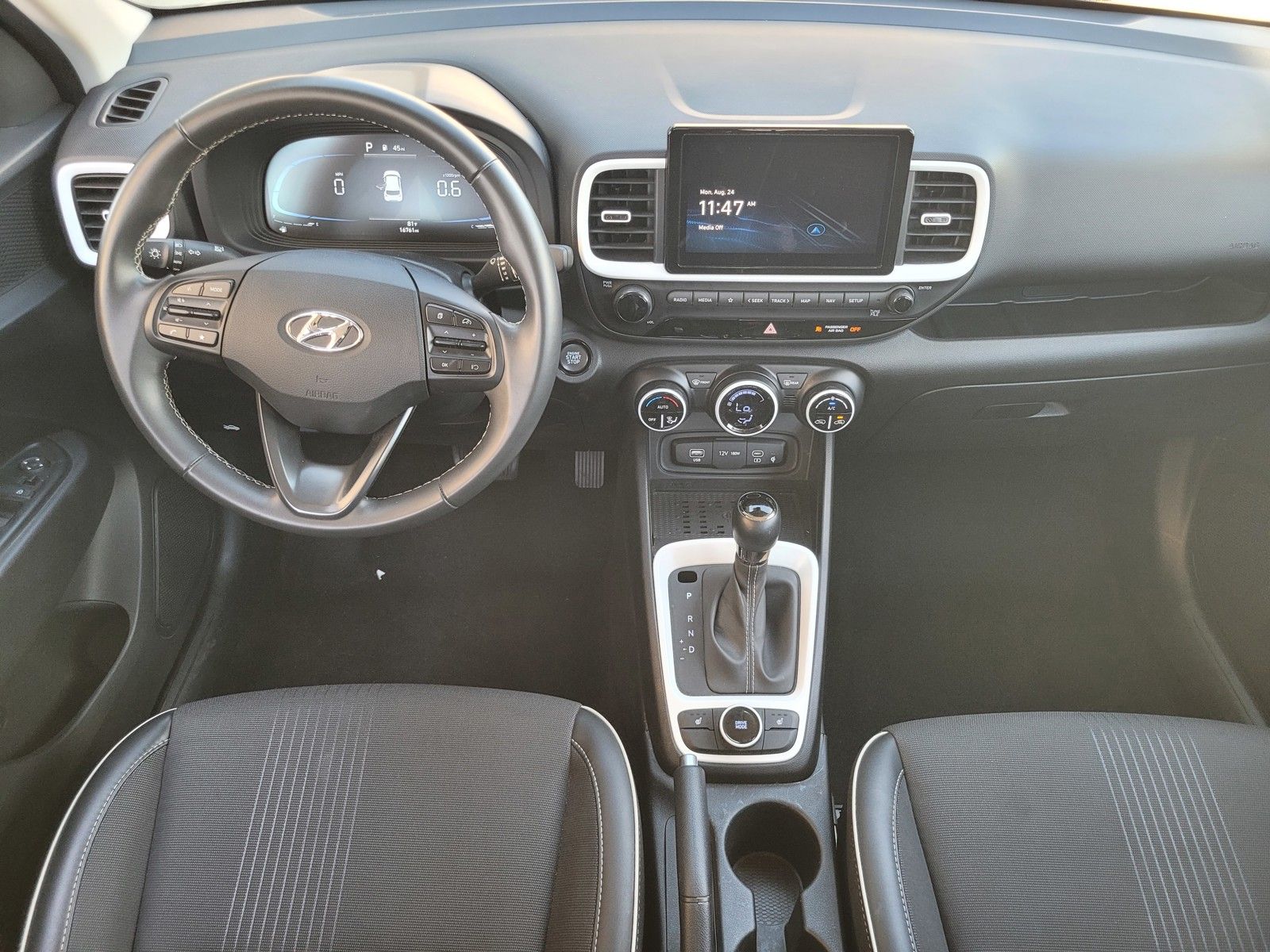 2025 Hyundai Venue Limited - Photo 11