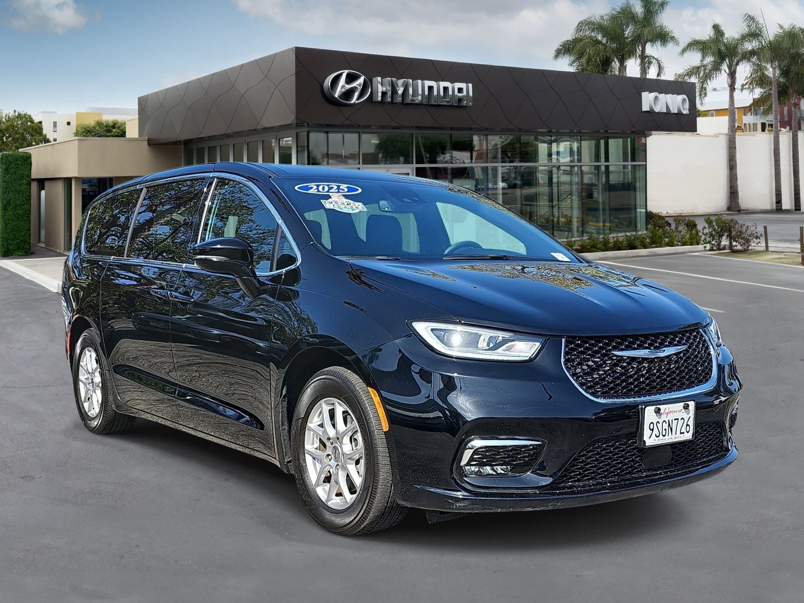 Diamond Black Crystal Pearlcoat 2025 Chrysler Pacifica Minivan Front-Wheel Drive 9-Speed Automatic