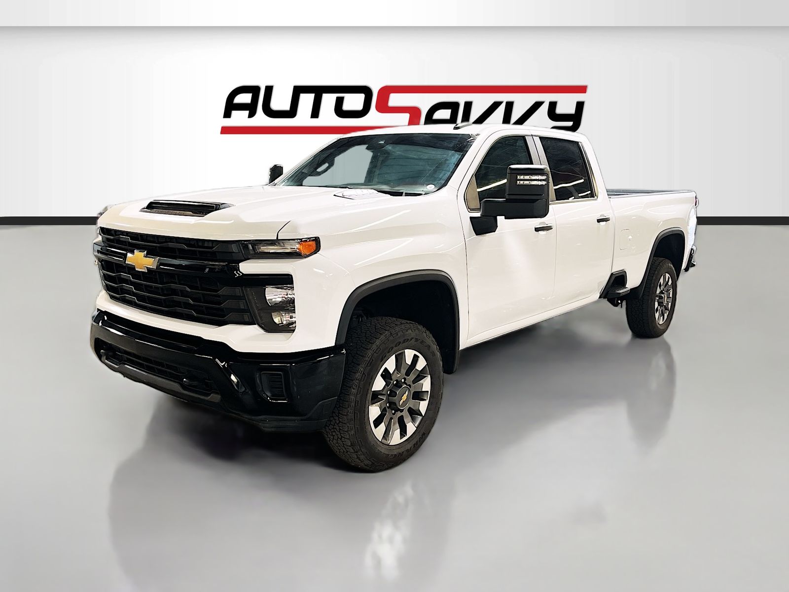 Used 2024 White Chevrolet Custom image 3