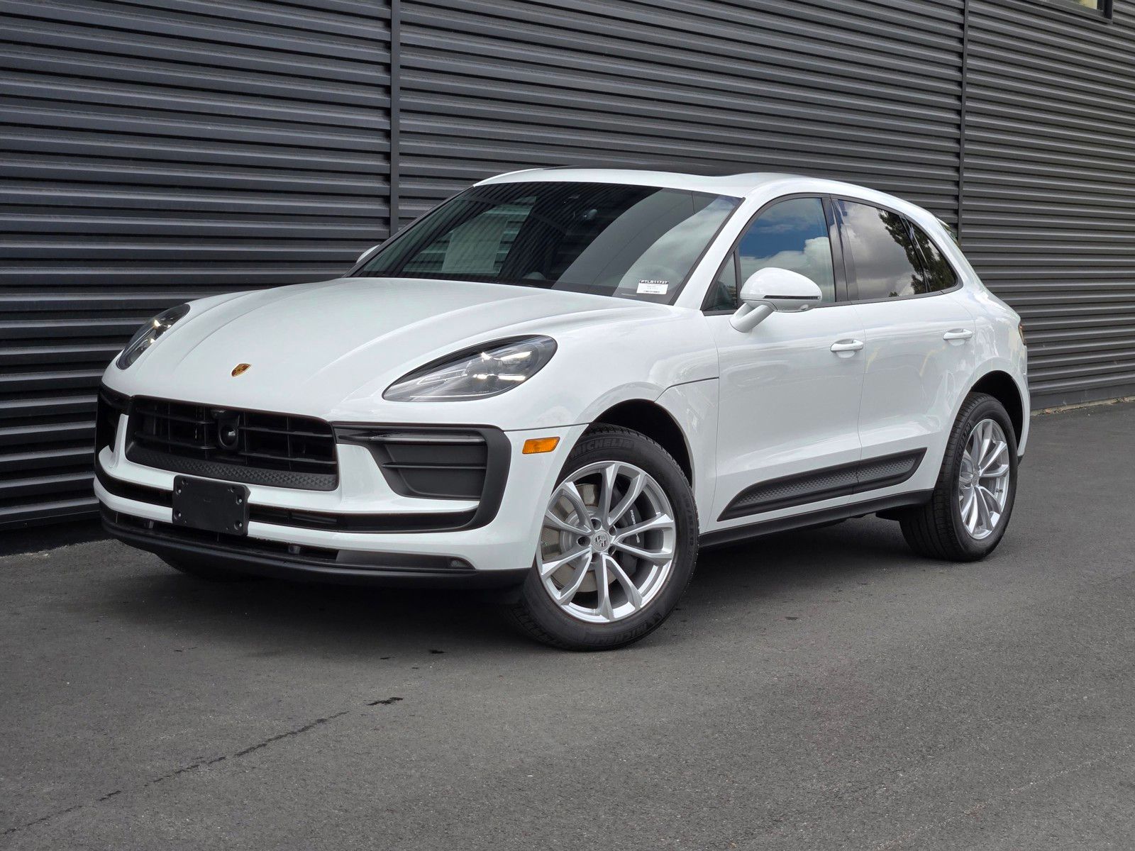 2026 Porsche Macan Base — full photo 1 of 27