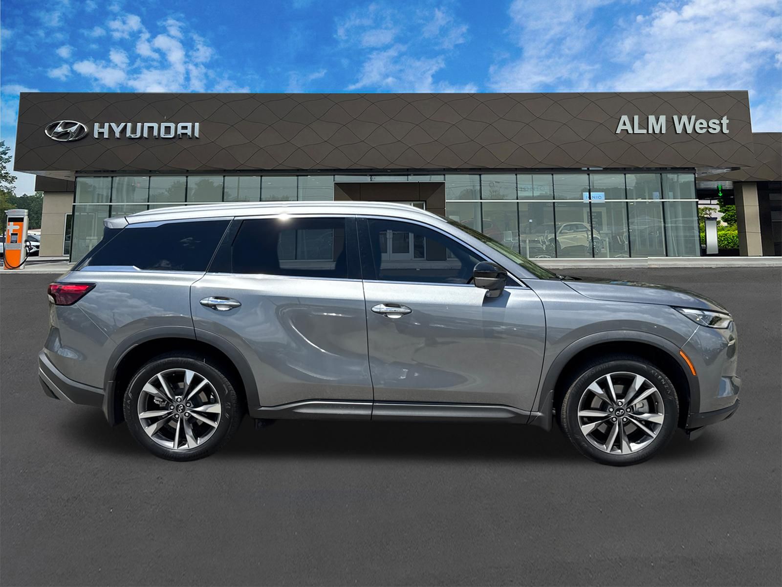 Used 2024 Gray INFINITI LUXE image 4