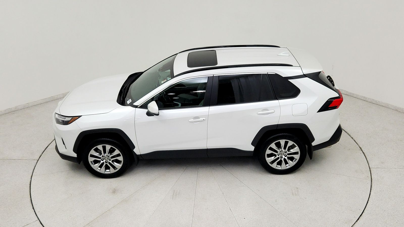Used 2025 Beige Toyota XLE Premium image 17