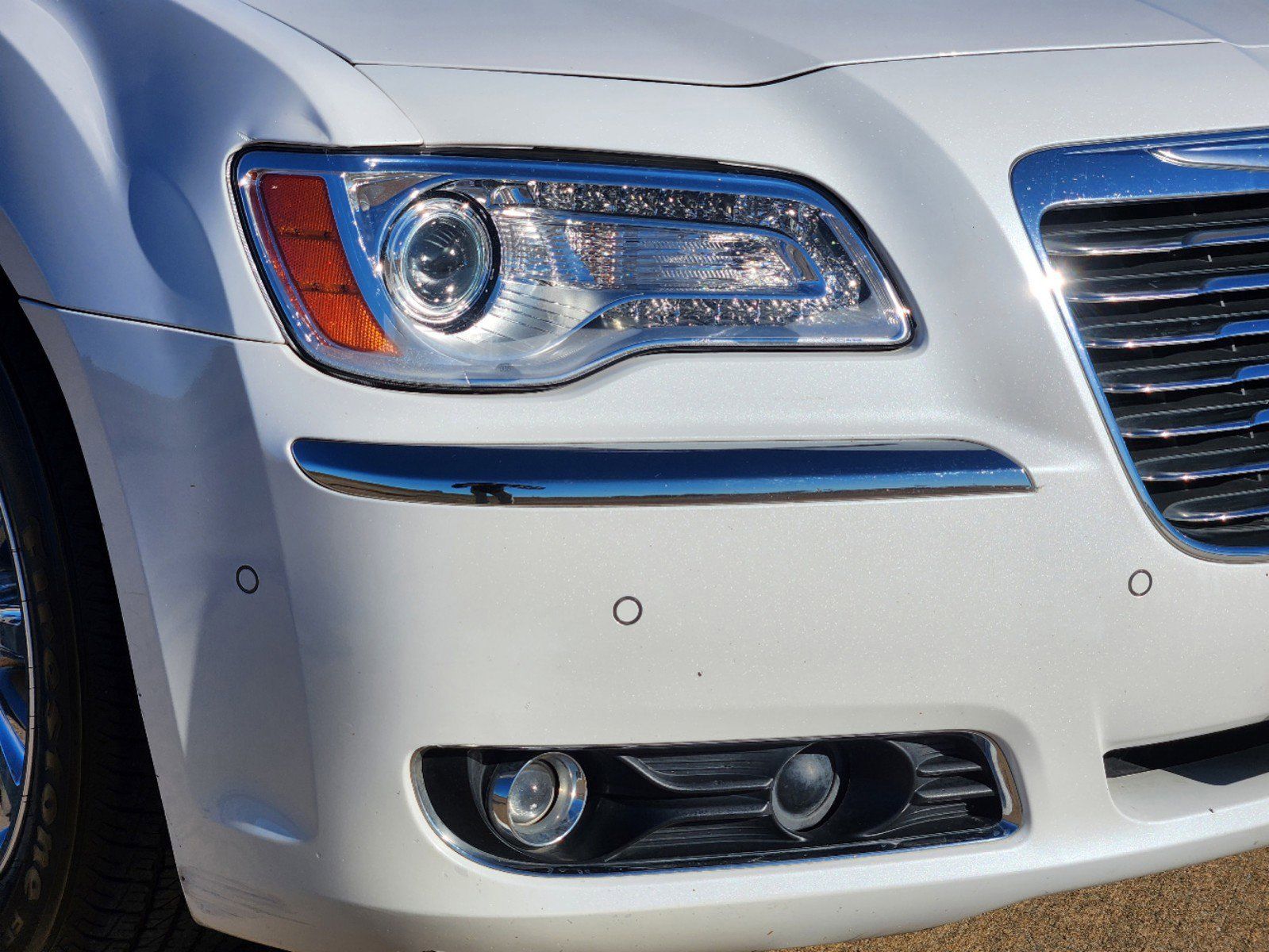 2013 Chrysler 300C Base 11