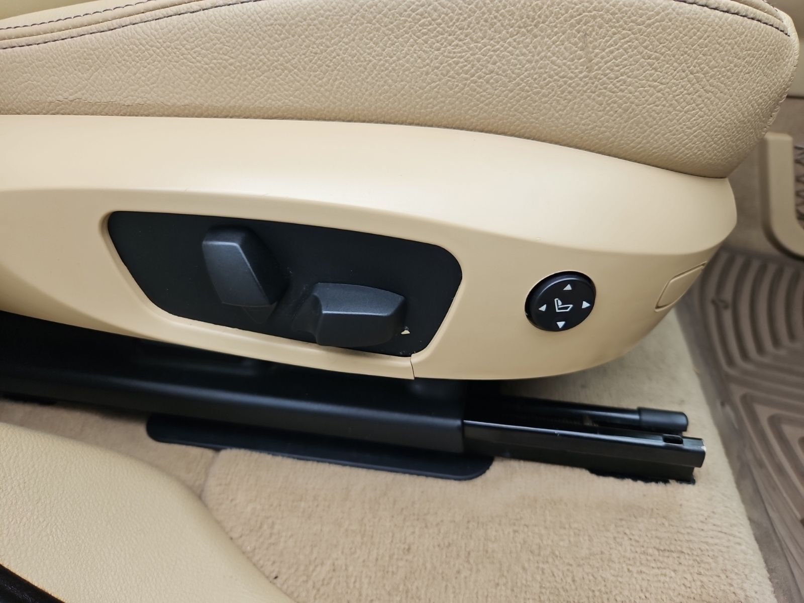 Used 2011 Silver BMW xDrive28i image 30