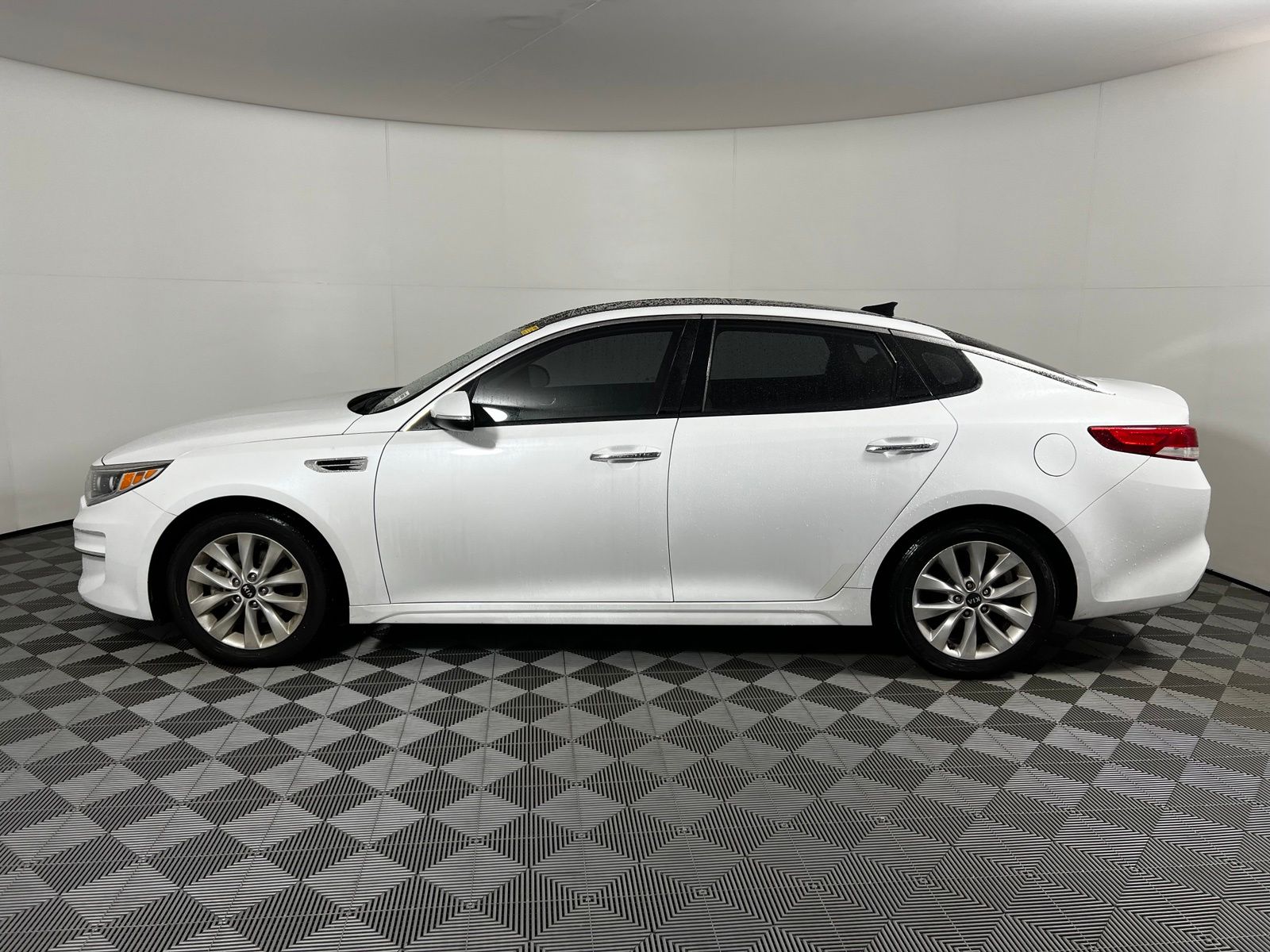 Thumbnail: 2016 Kia Optima - 8