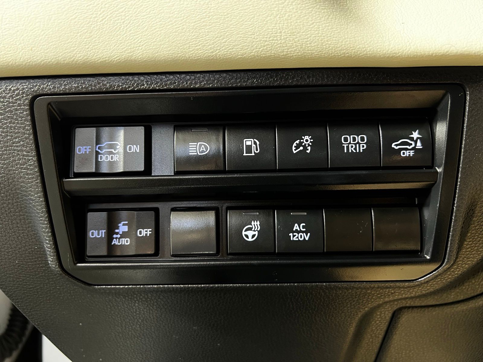 Thumbnail: 2023 Toyota Sequoia - 25