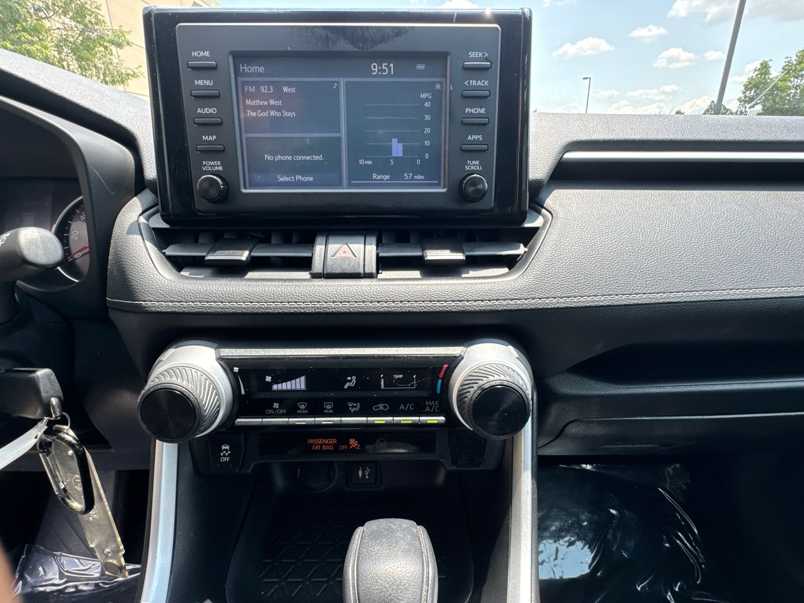 Used 2019 White Toyota LE image 27