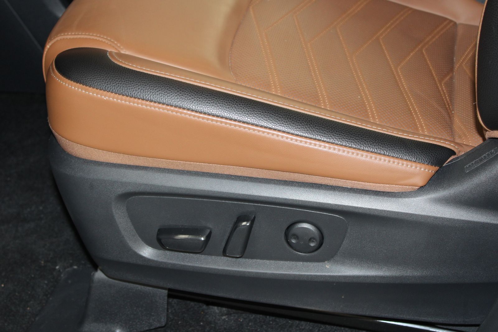 Used 2025 Gray Nissan Platinum image 20