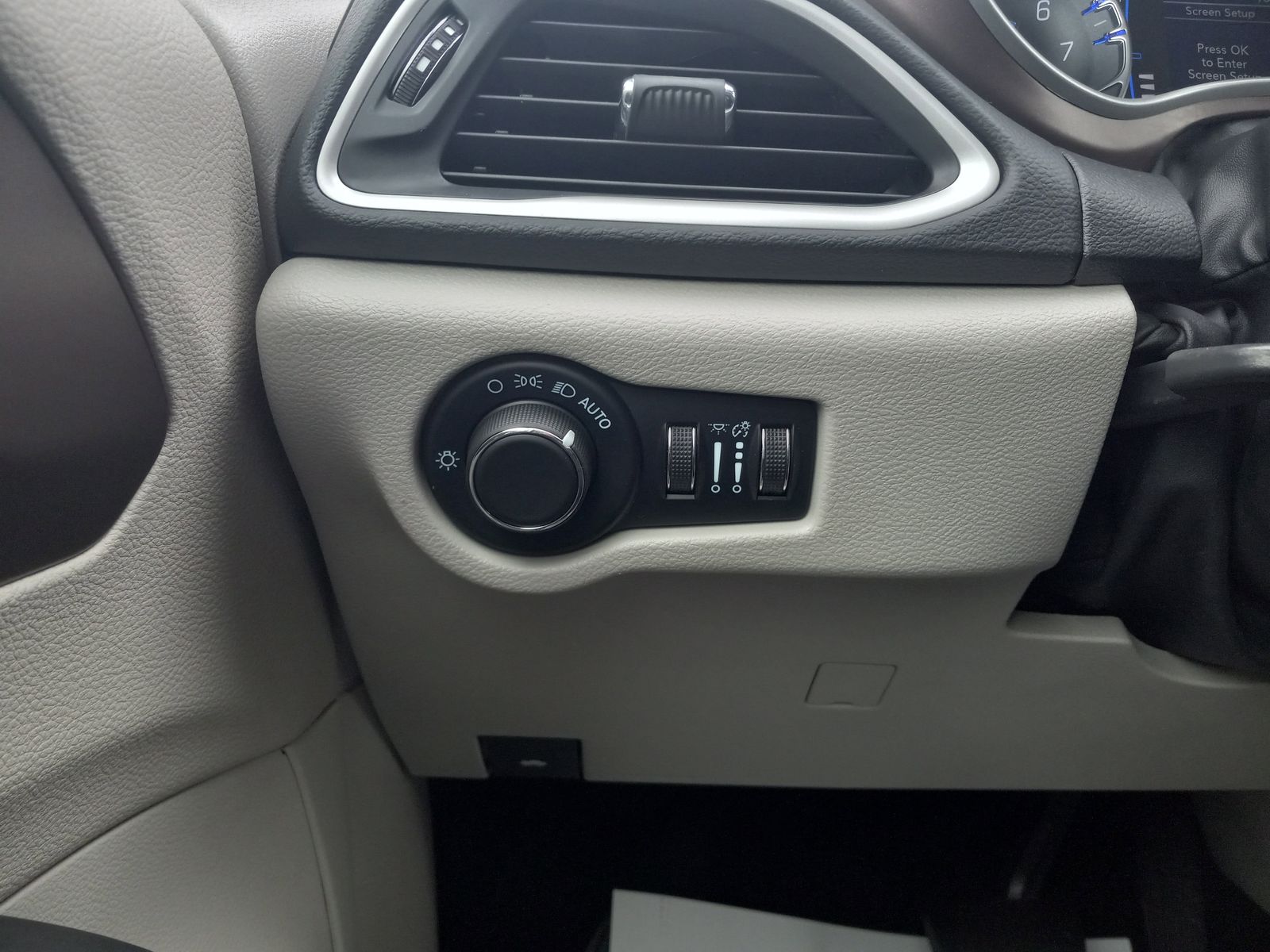 2023 Chrysler Voyager image 24