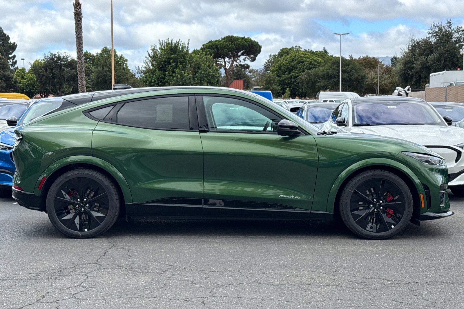 View vehicle photo 4