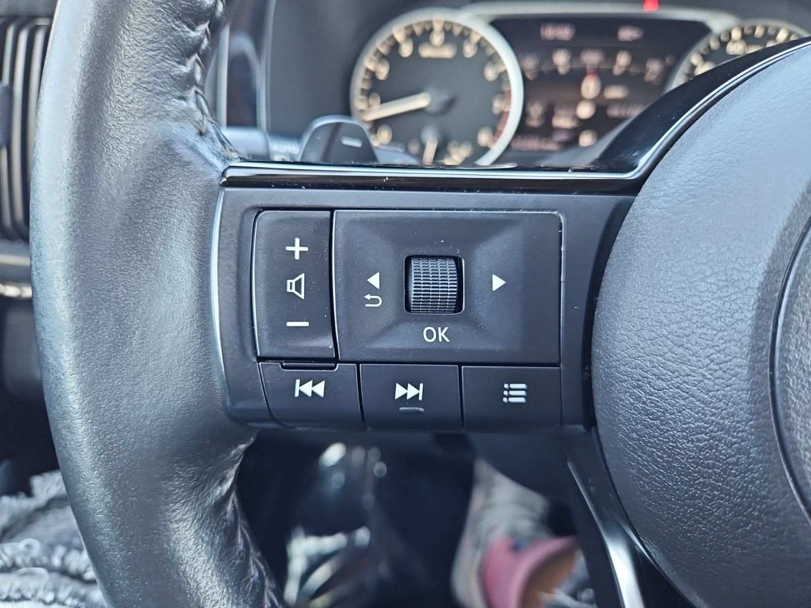 Used 2023 Black Nissan SL image 29
