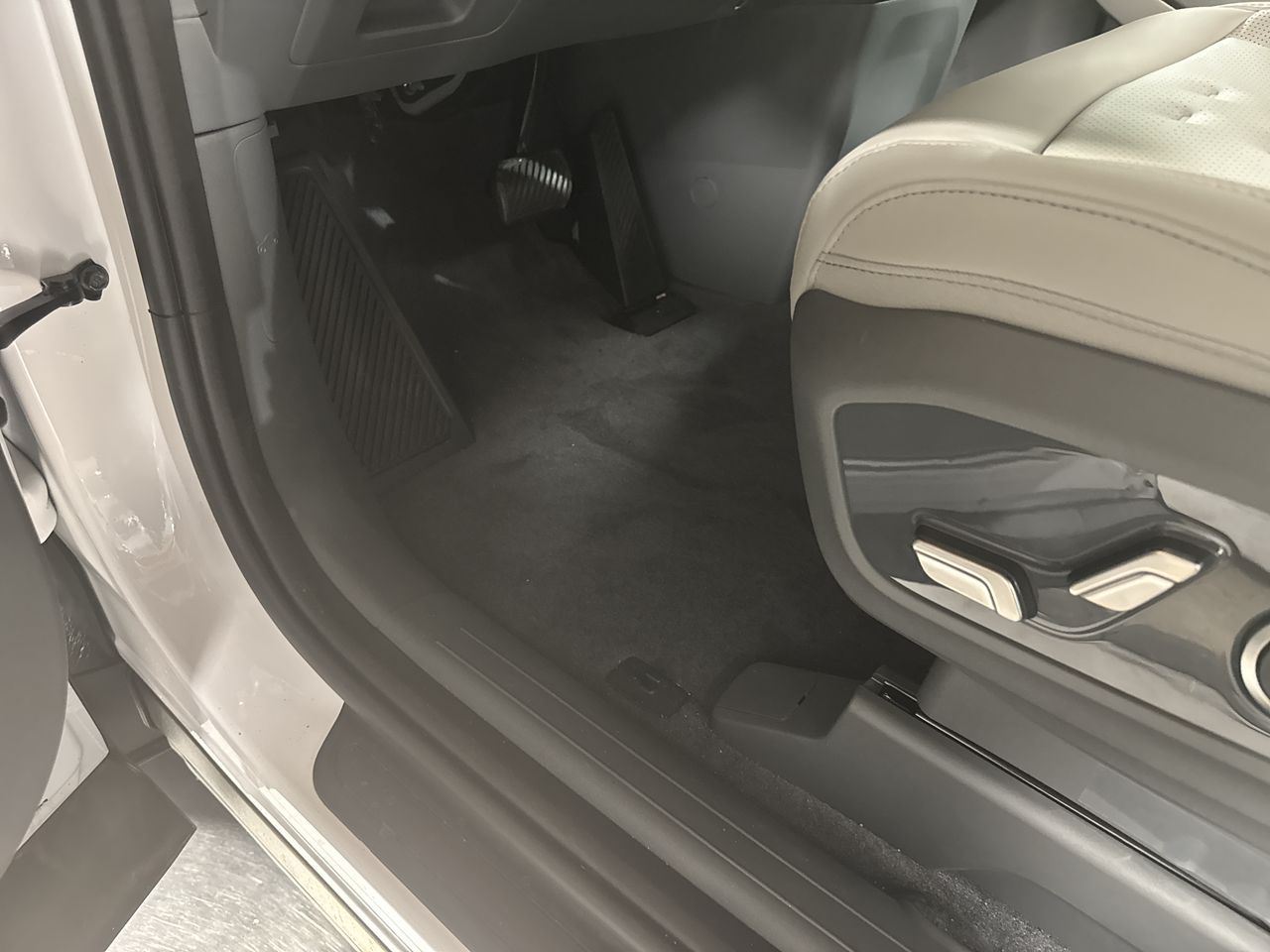 2026 Kia EV9 Wind photo 13