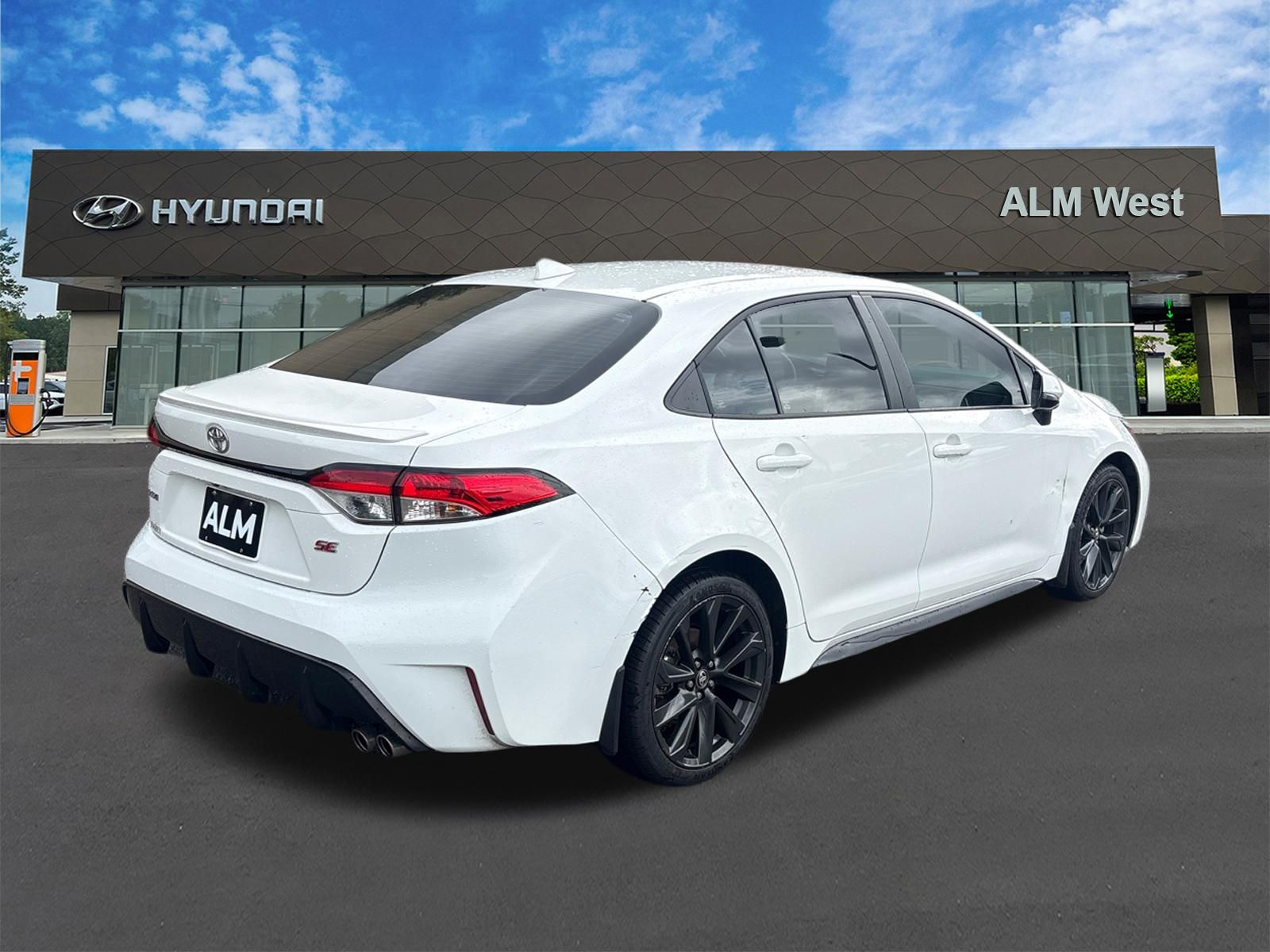 Used 2025 Ice Toyota SE image 5