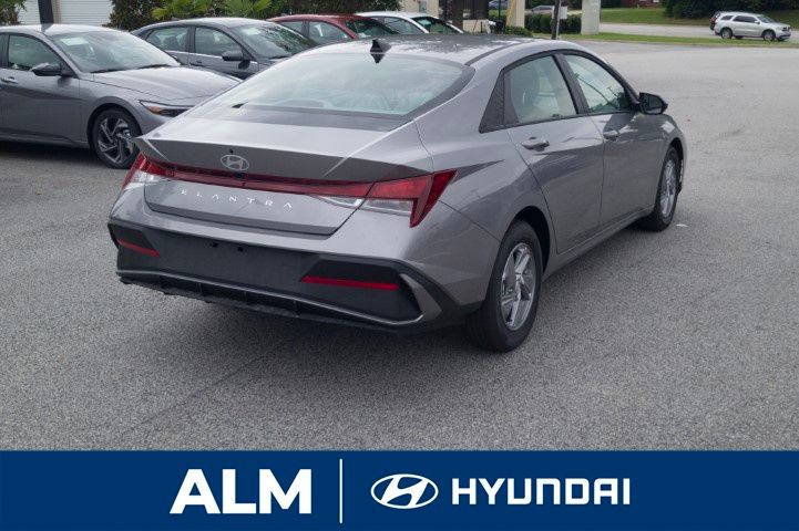 2025 Hyundai Elantra SE photo 3