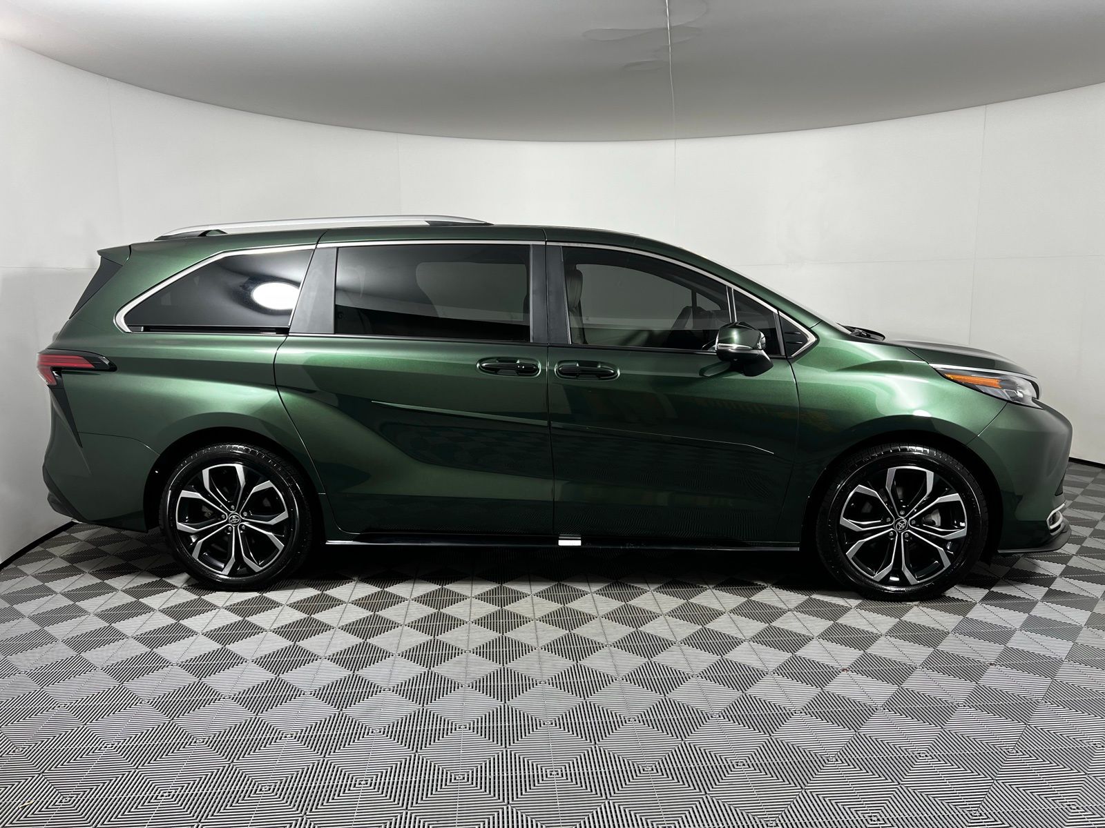 Thumbnail: 2025 Toyota Sienna - 4