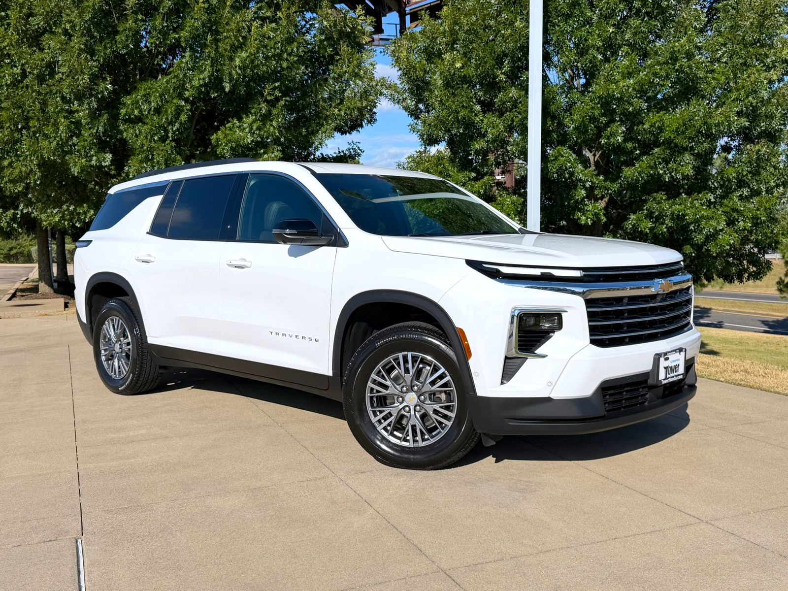 Summit White 2026 Chevrolet Traverse SUV / Crossover Front-Wheel Drive 8-Speed Automatic