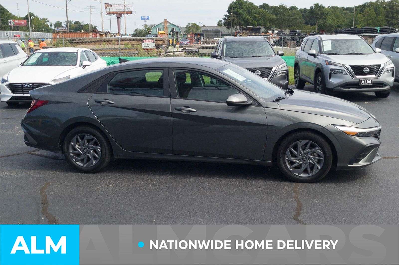 2024 Hyundai Elantra SEL photo 3