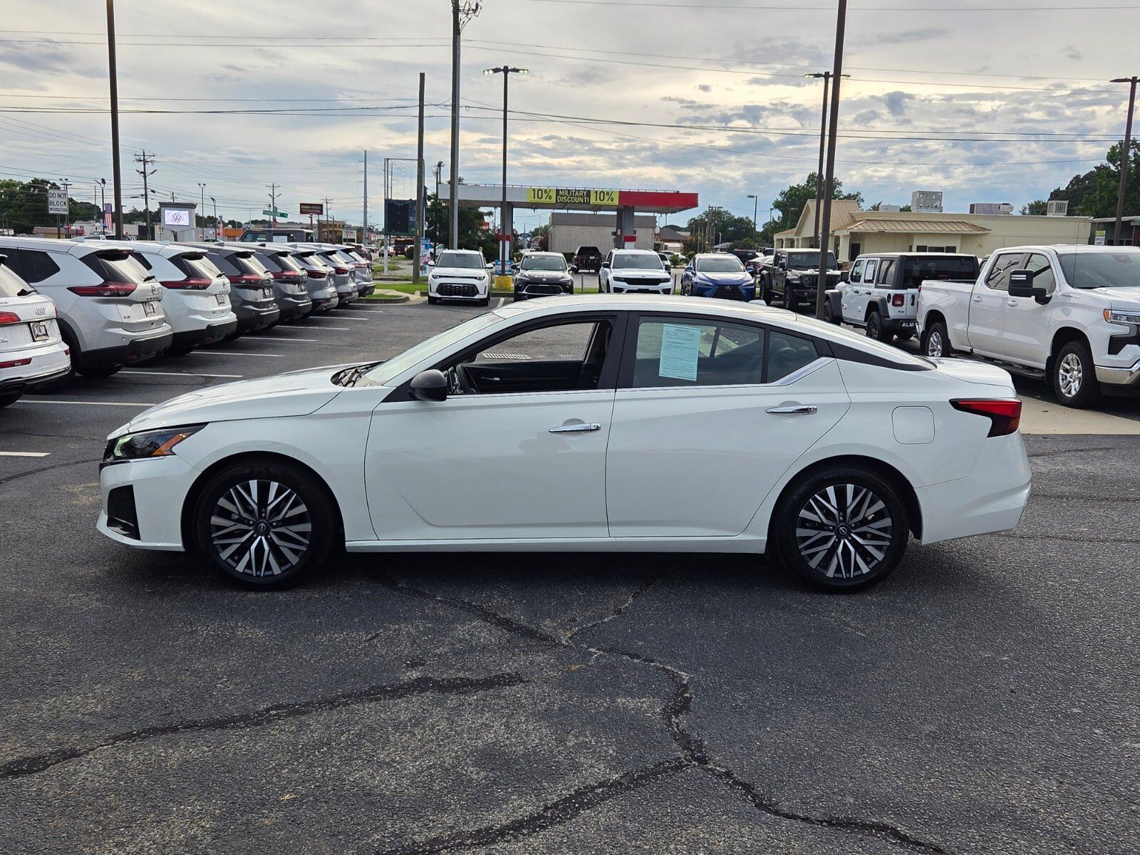 Used 2025 Glacier White Nissan 2.5 SV image 4